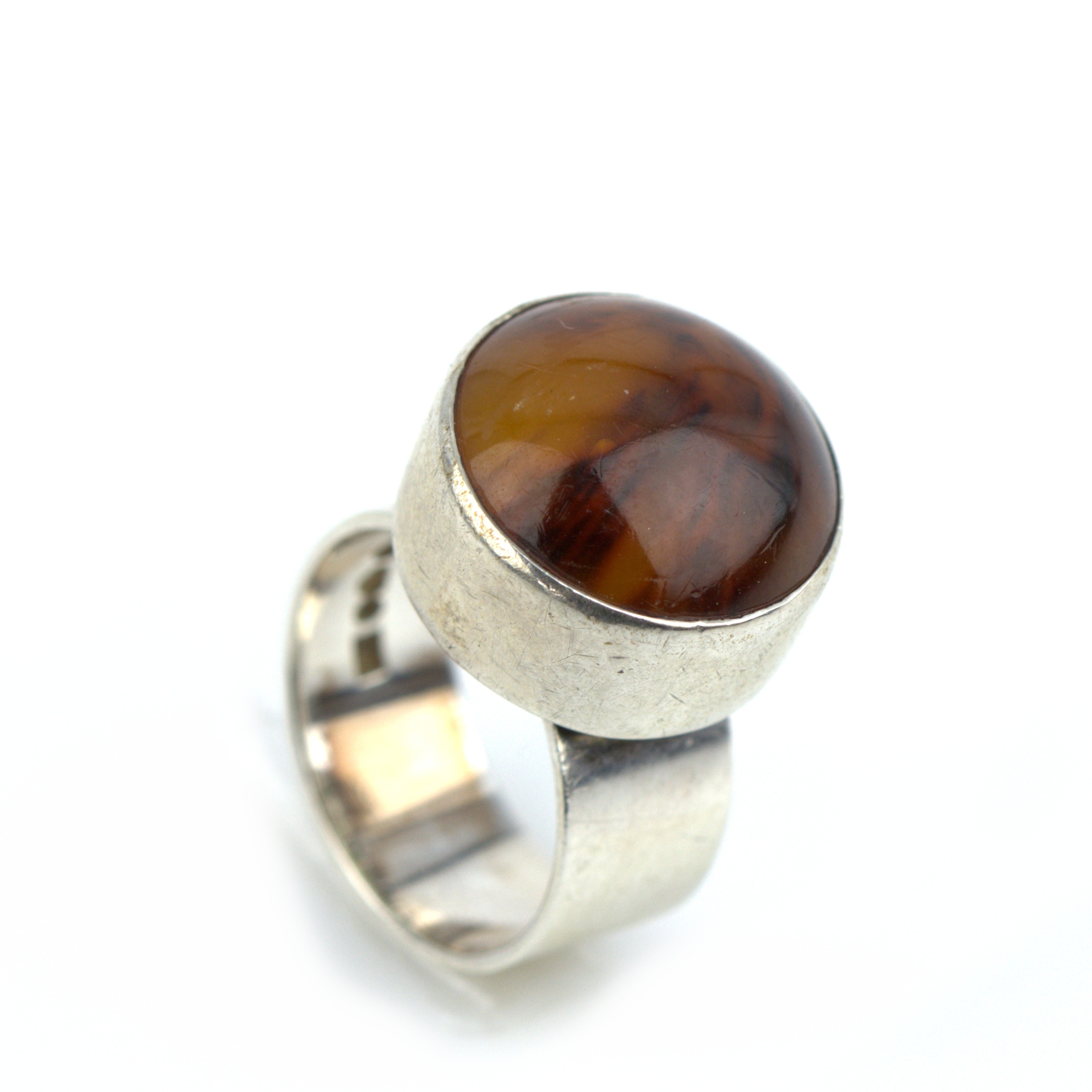 RING, silver och bärnsten, Guldvarufabriken Hugo Olsson, Helsingborg 1972.