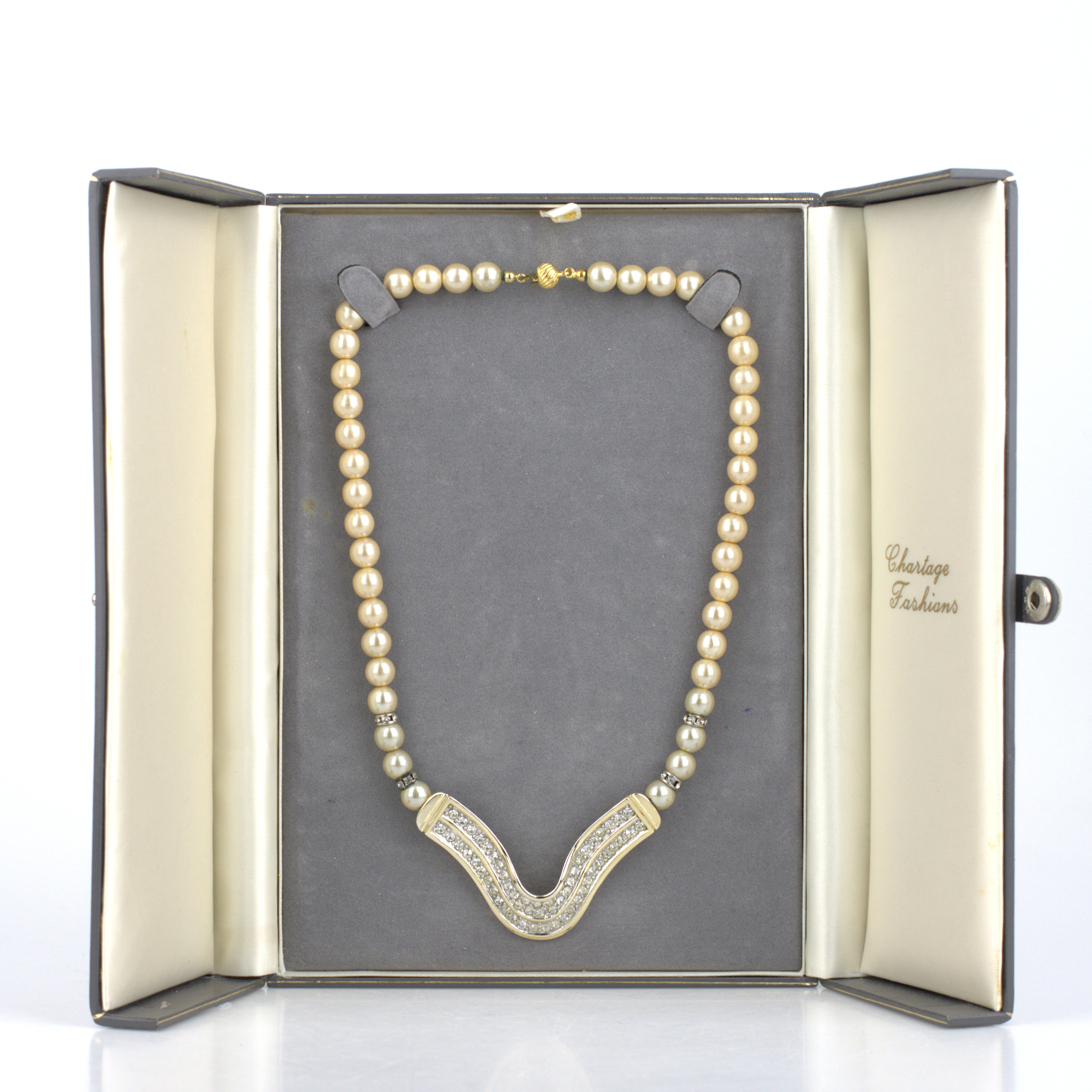 COLLIER, designsmycke med syntetiska pärlor och strass, Chartage Fashions, Belgien.
