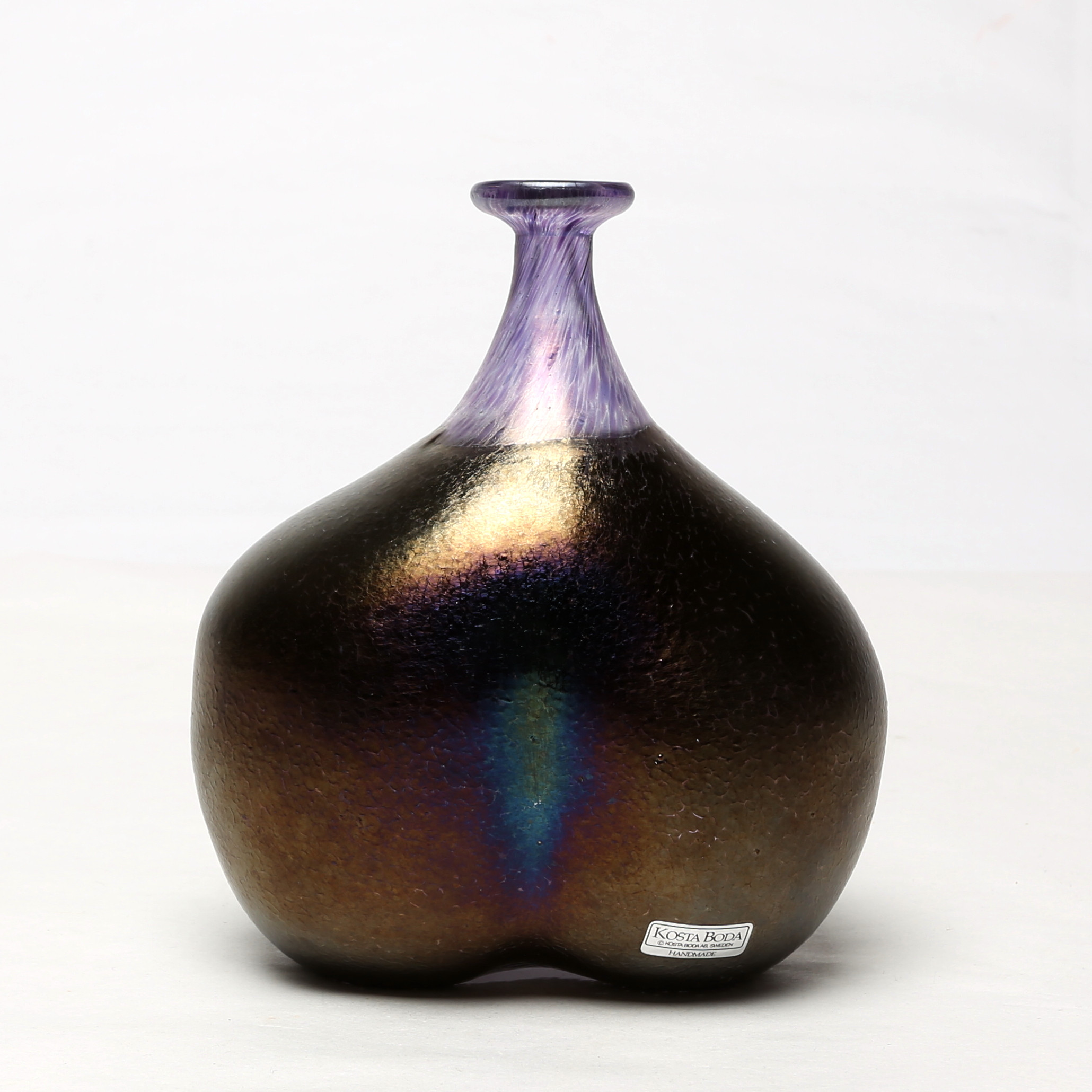 BERTIL VALLIEN. VAS, glas, Kosta Boda, signerad.