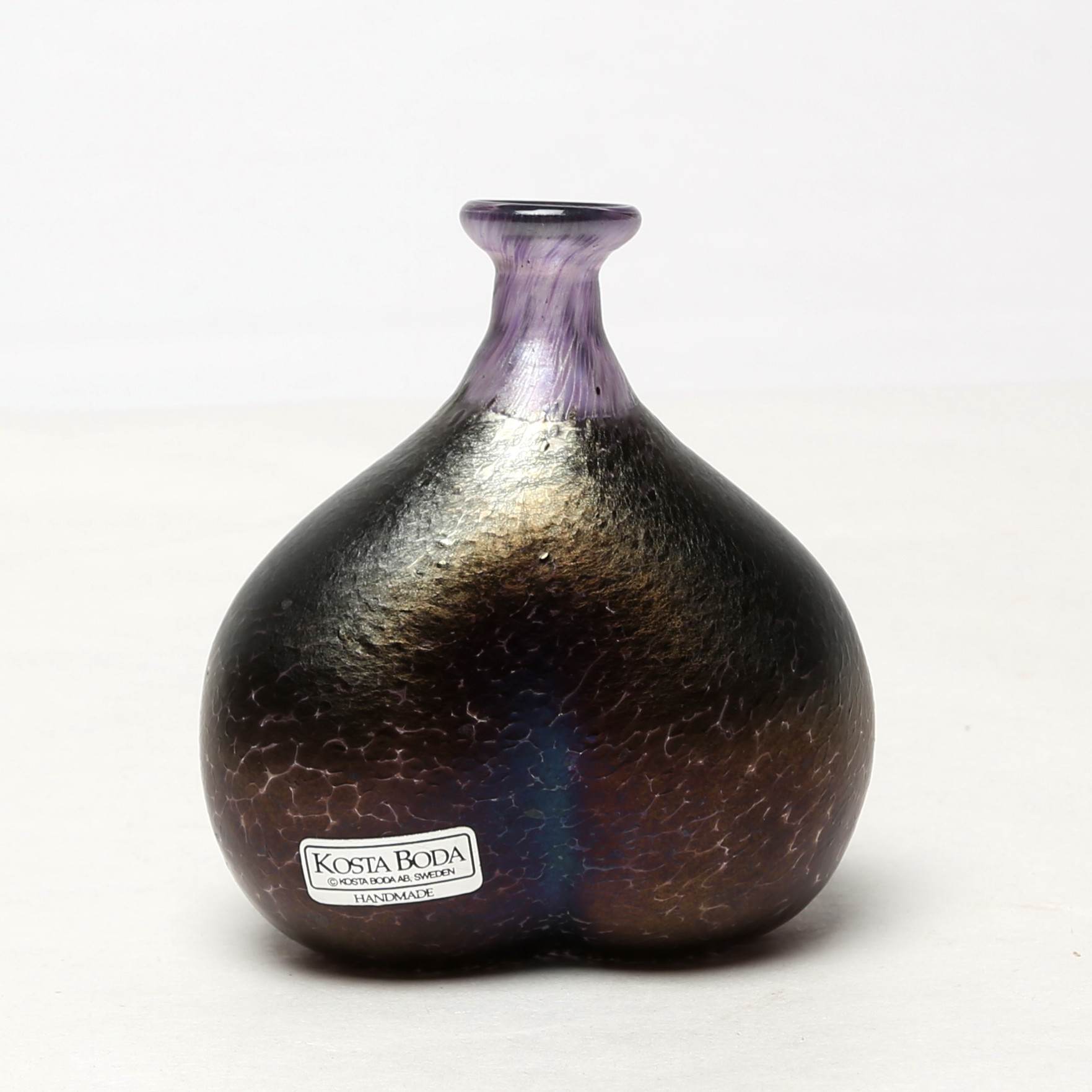 BERTIL VALLIEN. MINIVAS, glas, Kosta Boda, signerad.