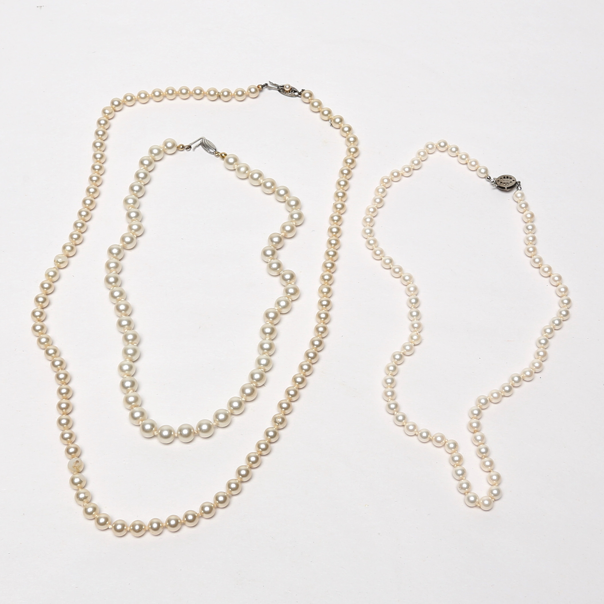 HALSBAND, 3 st, silverlås/pärlor.
