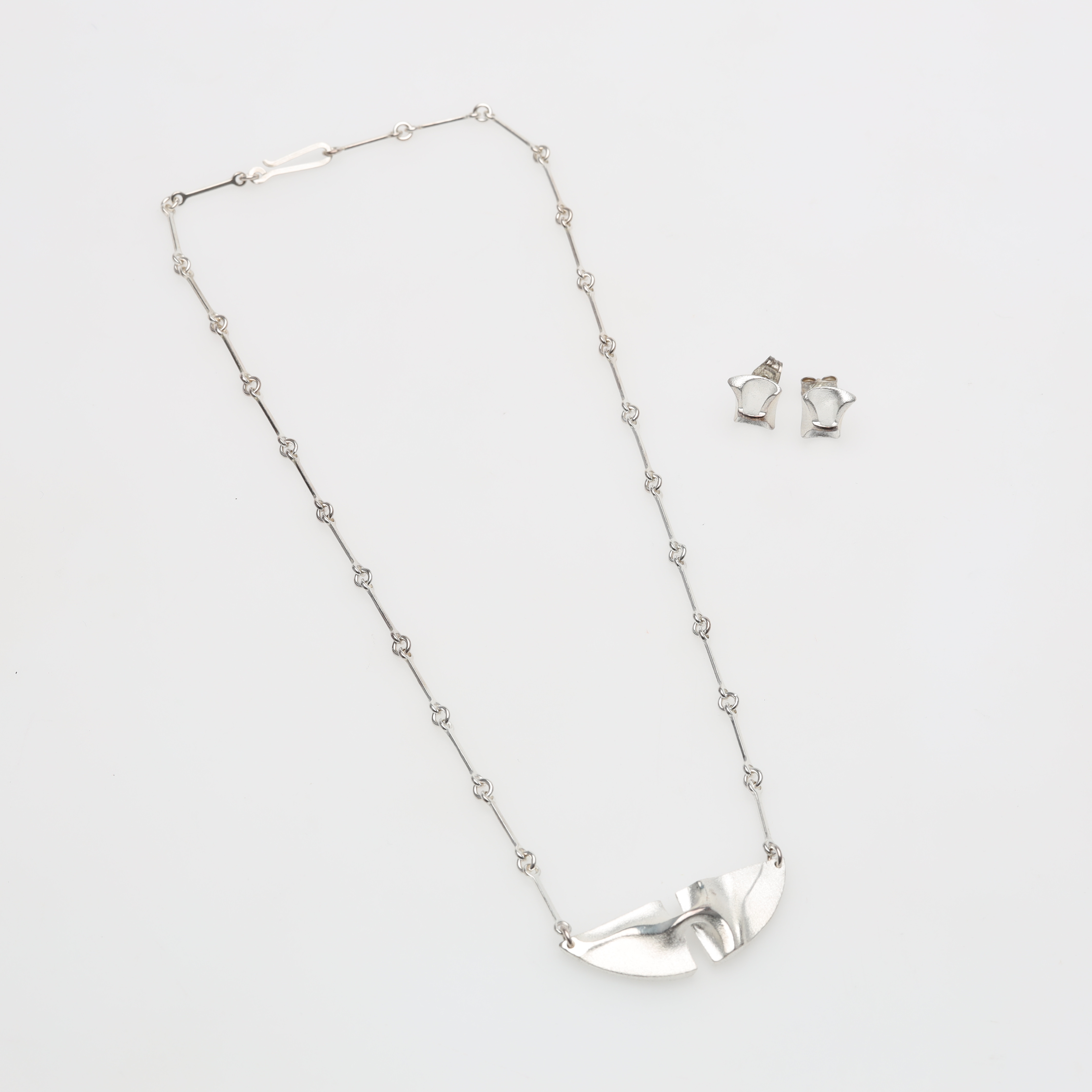 BJÖRN WECKSTRÖM. HALSSMYCKE OCH ÖRHÄNGEN Lapponia silver vikt ca 15,3 gram.