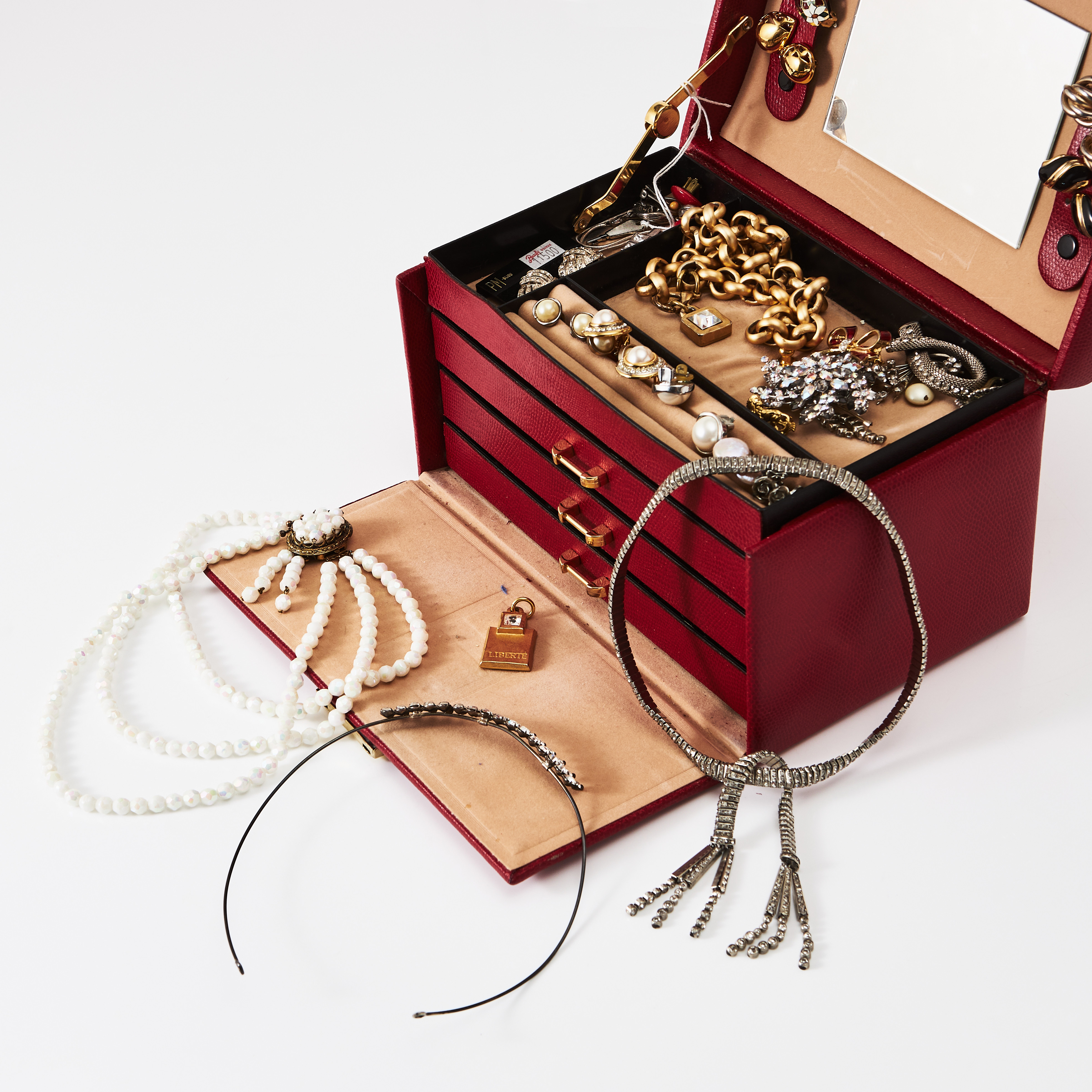 SMYCKESKRIN med bijouterier, bl a halsband, clips, broscher, hängen, 1900-tal.