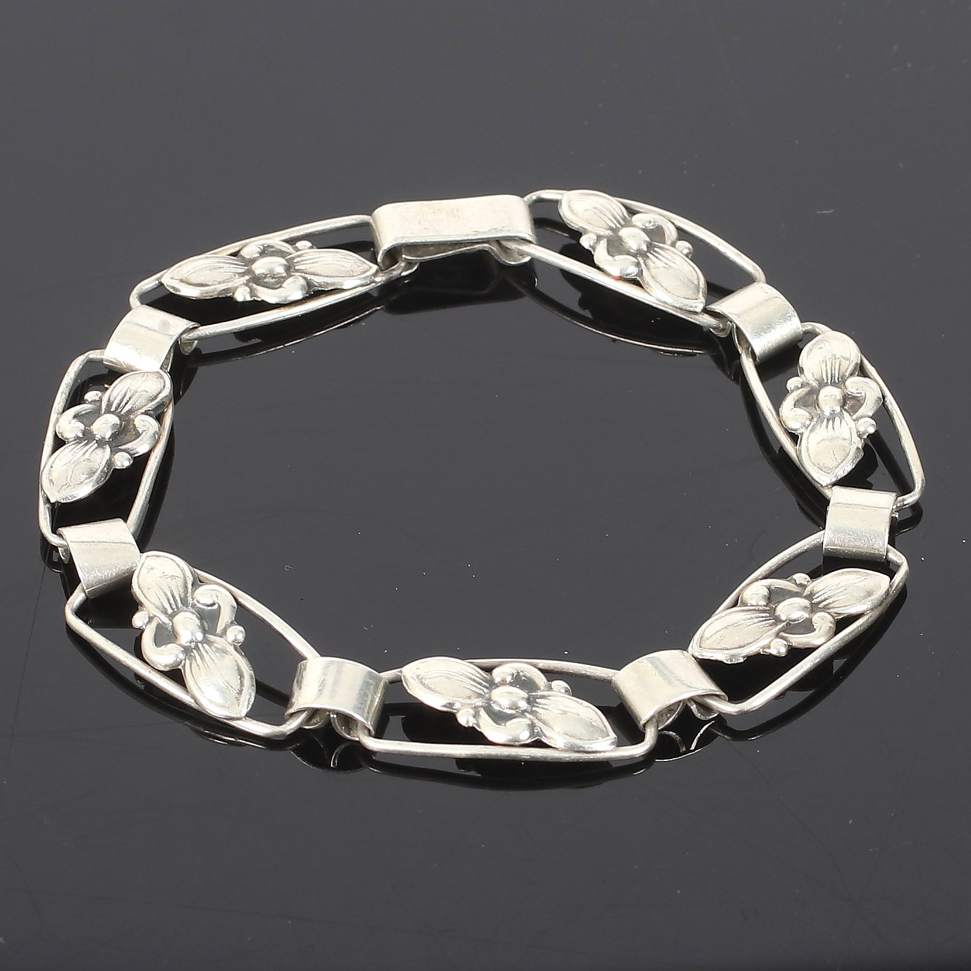 (6A07) ARMBAND, silver, blomdekor, Asa-Silver H Olsson, Falkenberg. 1949.