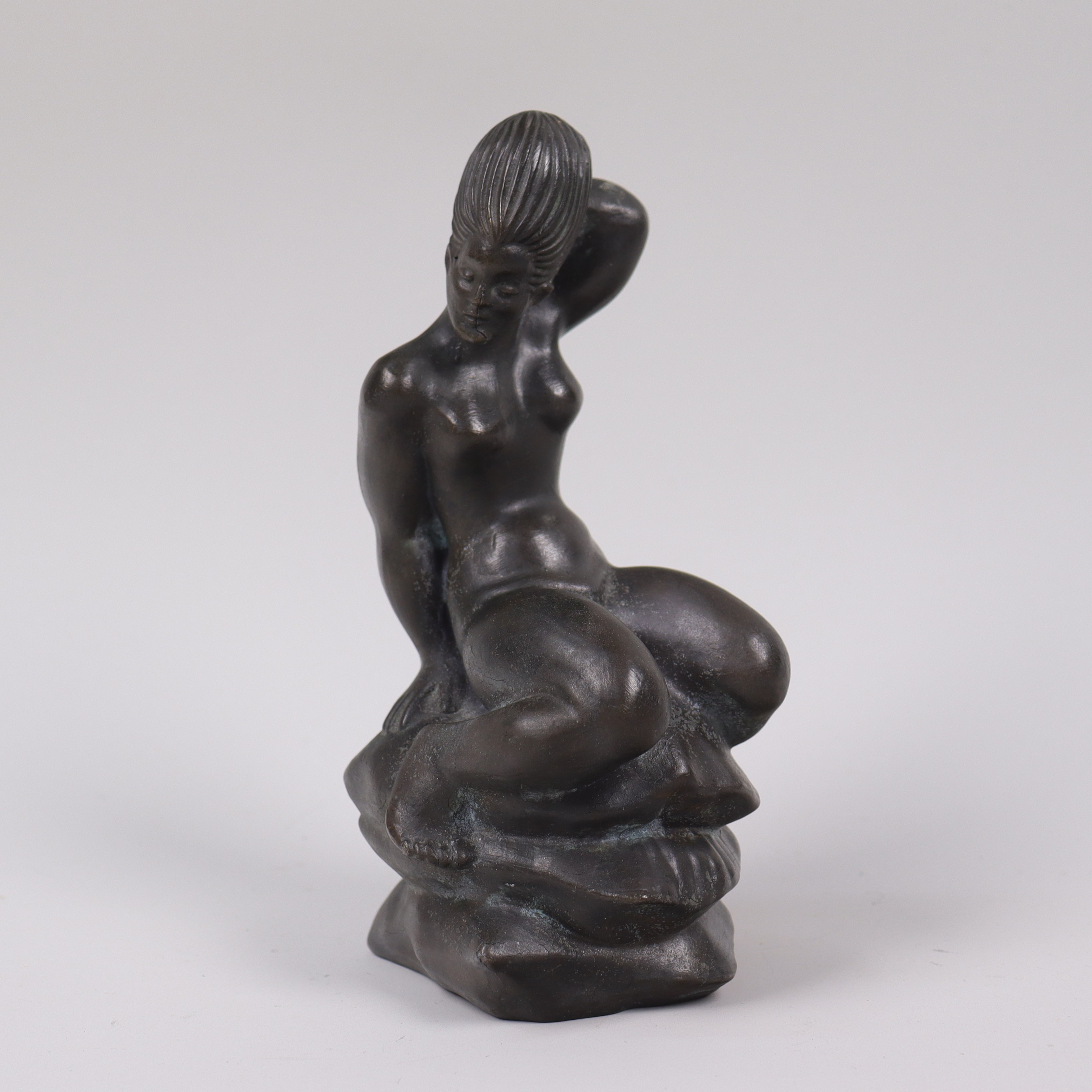 HANS KONGSLEV. skulptur, "Prinsessan på ärten" efter H.C. Andersen, patinerad metall, Tinos Danmark, 1940/50-tal.