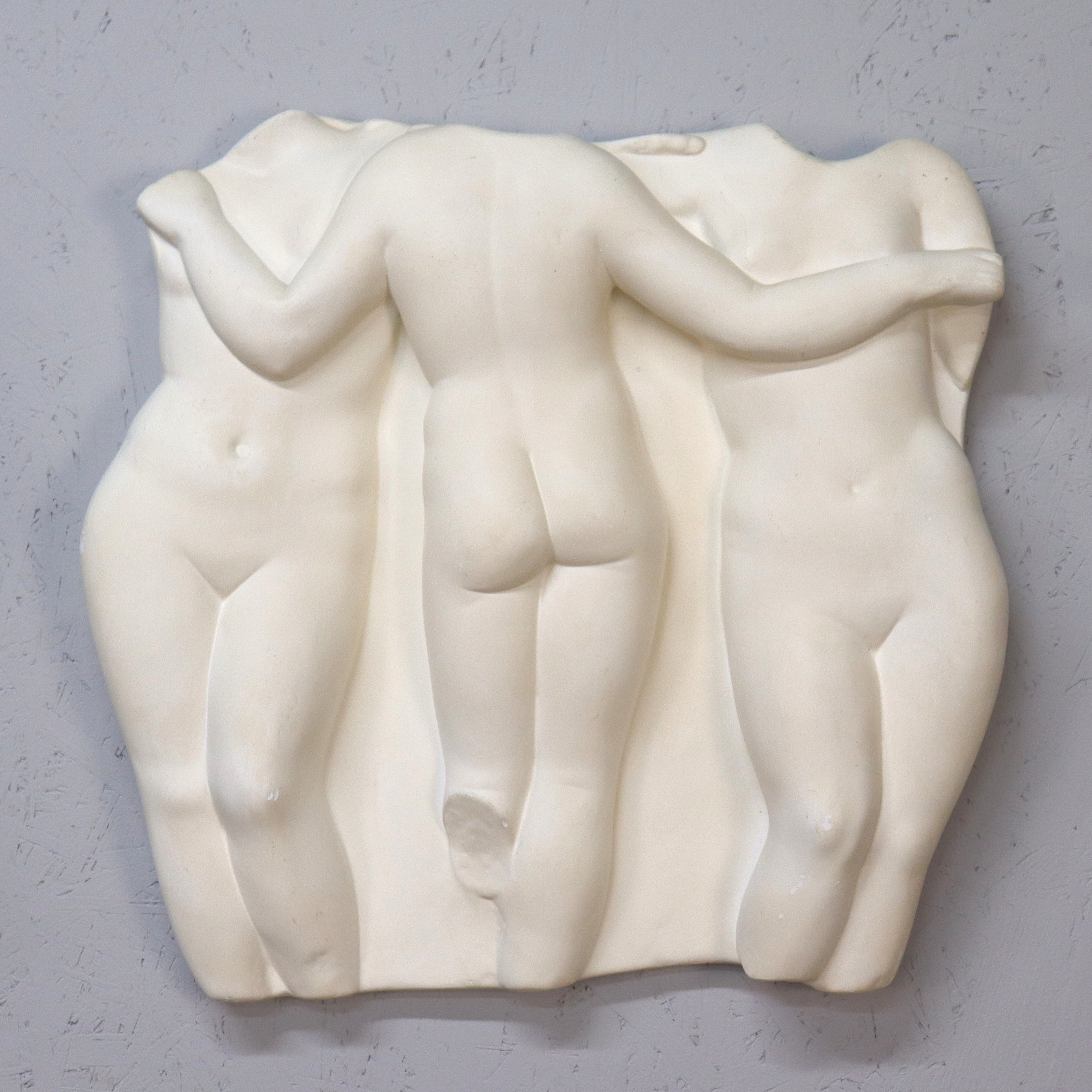 OIDENTIFIERAD KONSTNÄR. väggrelief, skulptur, "De tre gracerna", gips, 1900-tal.