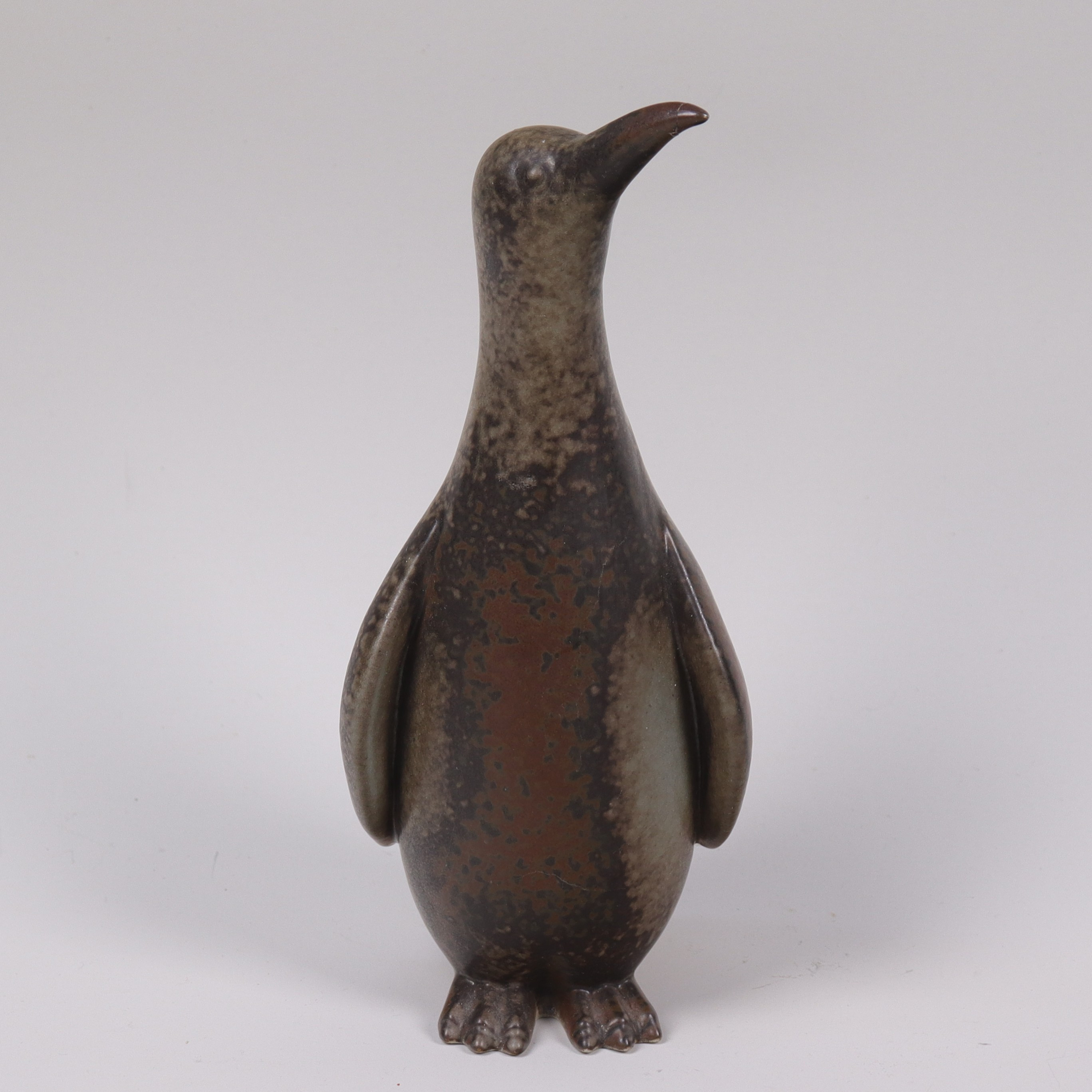 GUNNAR NYLUND. figurin i stengods, pingvin, Rörstrand.