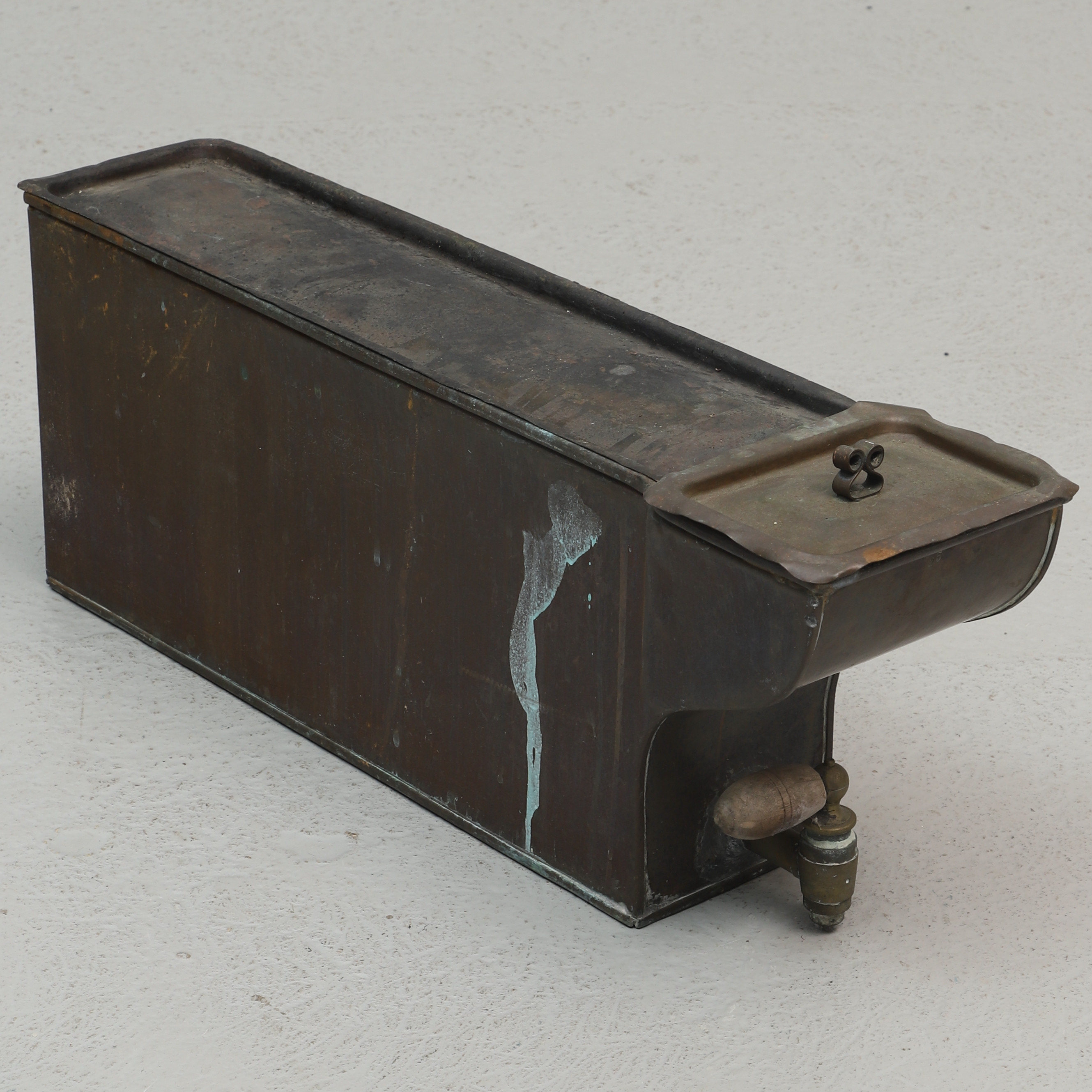 VATTENCISTERN med kran, koppar, 18/1900-tal.