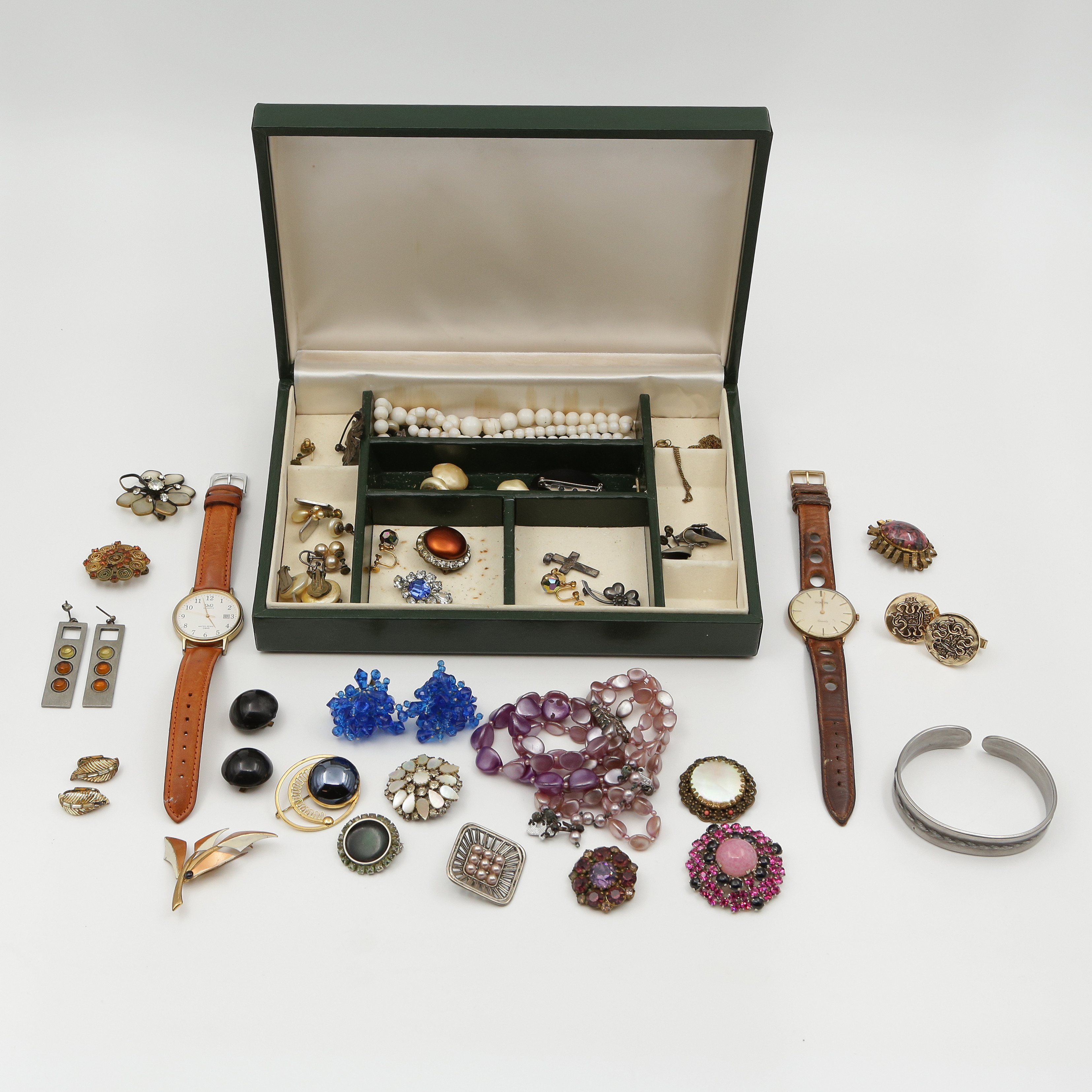 DIVERSE BIJOUTERIER, HALSBAND, RINGAR, ÖRHÄNGEN, ARMBANDSUR M.M, ENSTAKA I SILVER.