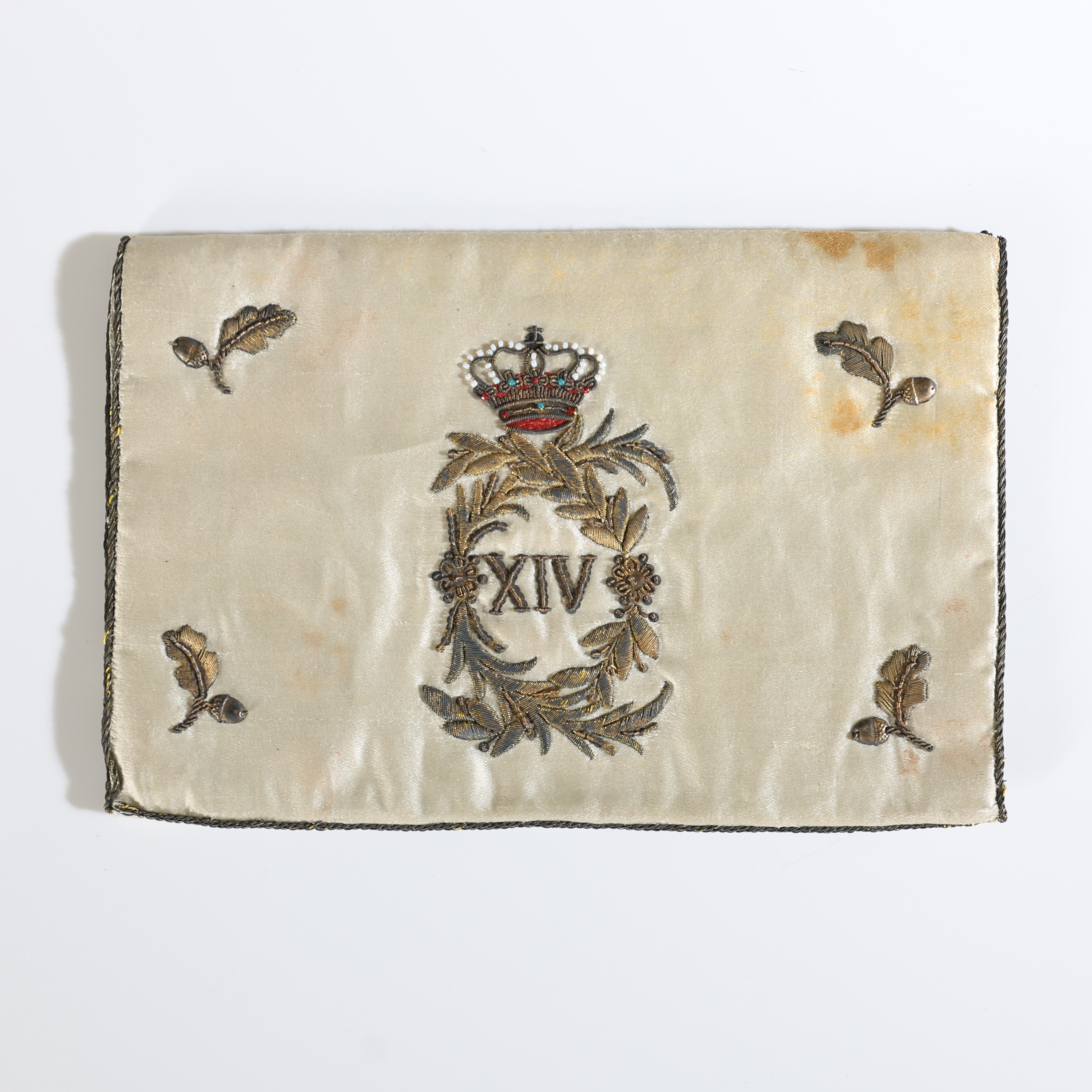 SEDELBOK/TASKBOK, sidensatin med broderad dekor, Karl XIV, "Que Dieu bénisse le Roi!", gustaviansk, 1800-tal.