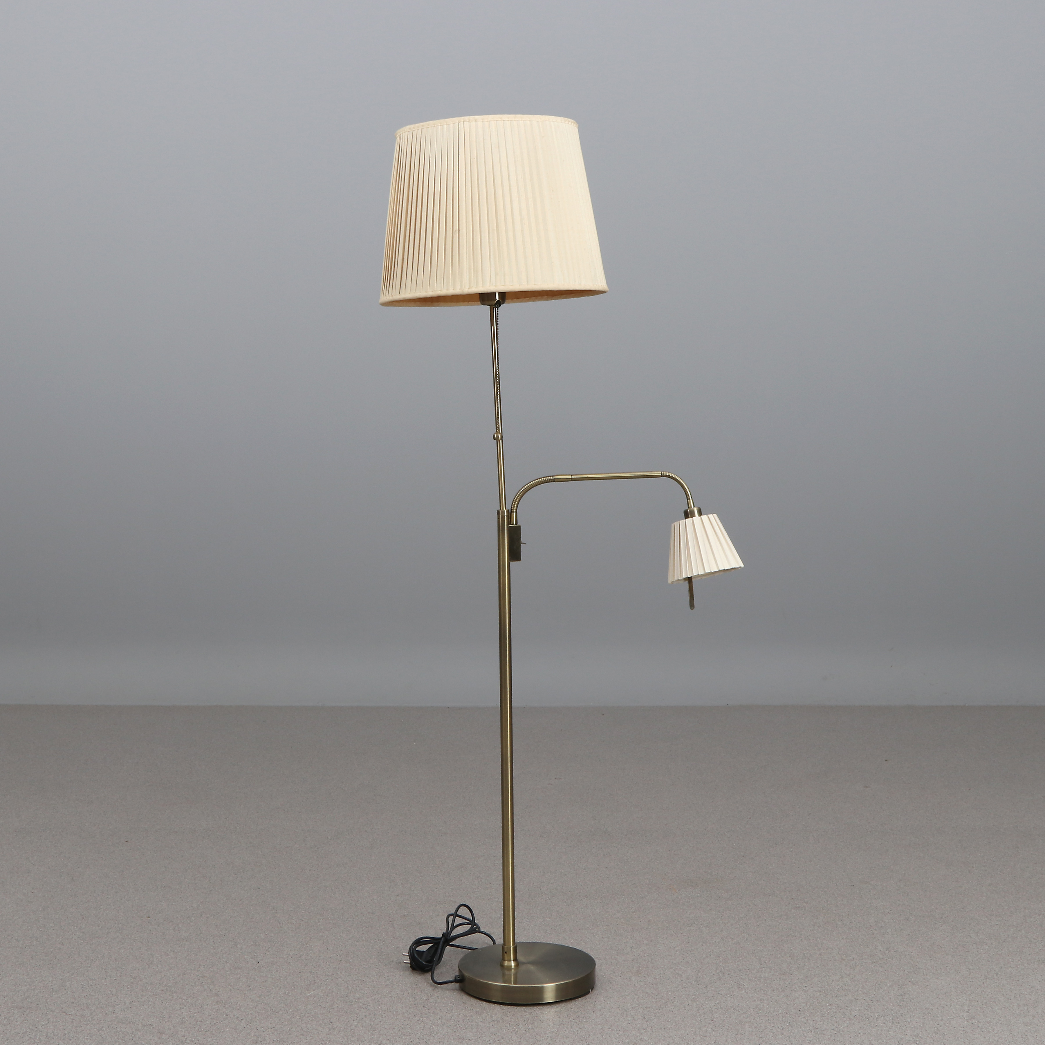 ANETA, GOLVLAMPA. Borstad metall. Samtida tillverkning.