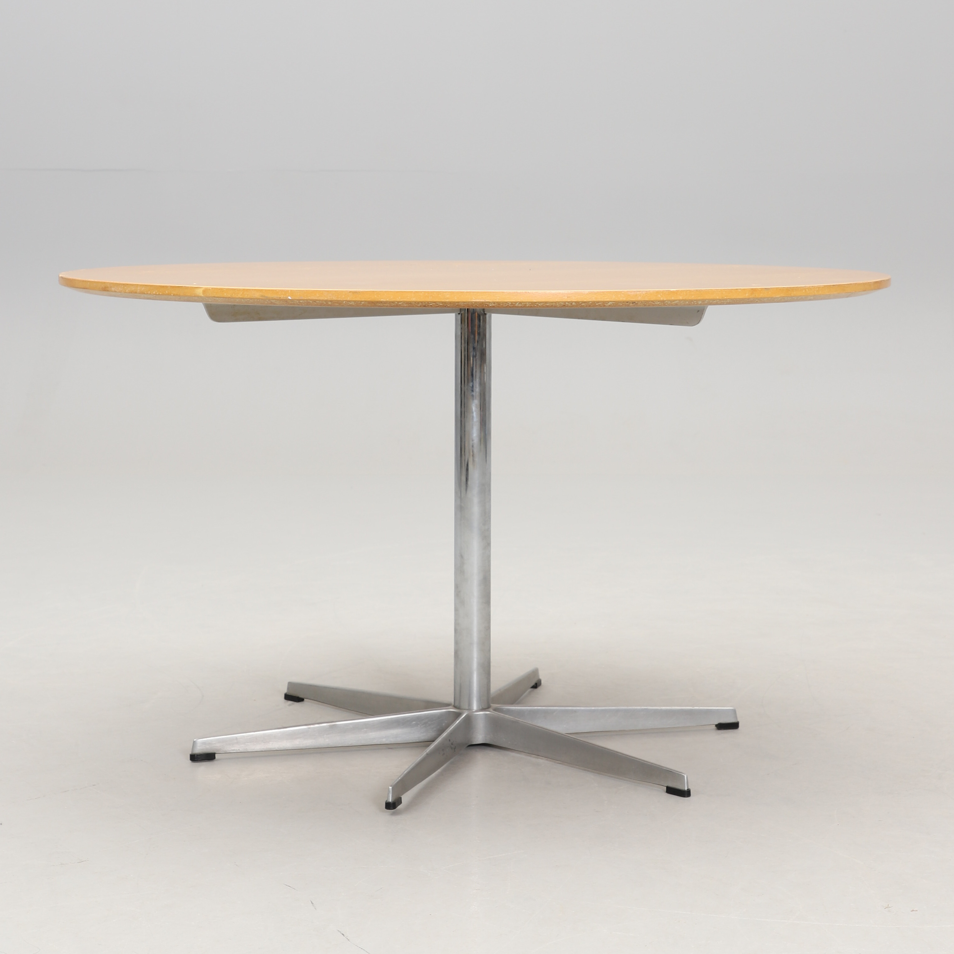 ARNE JACOBSEN. Bord, Fritz Hansen, 1981.