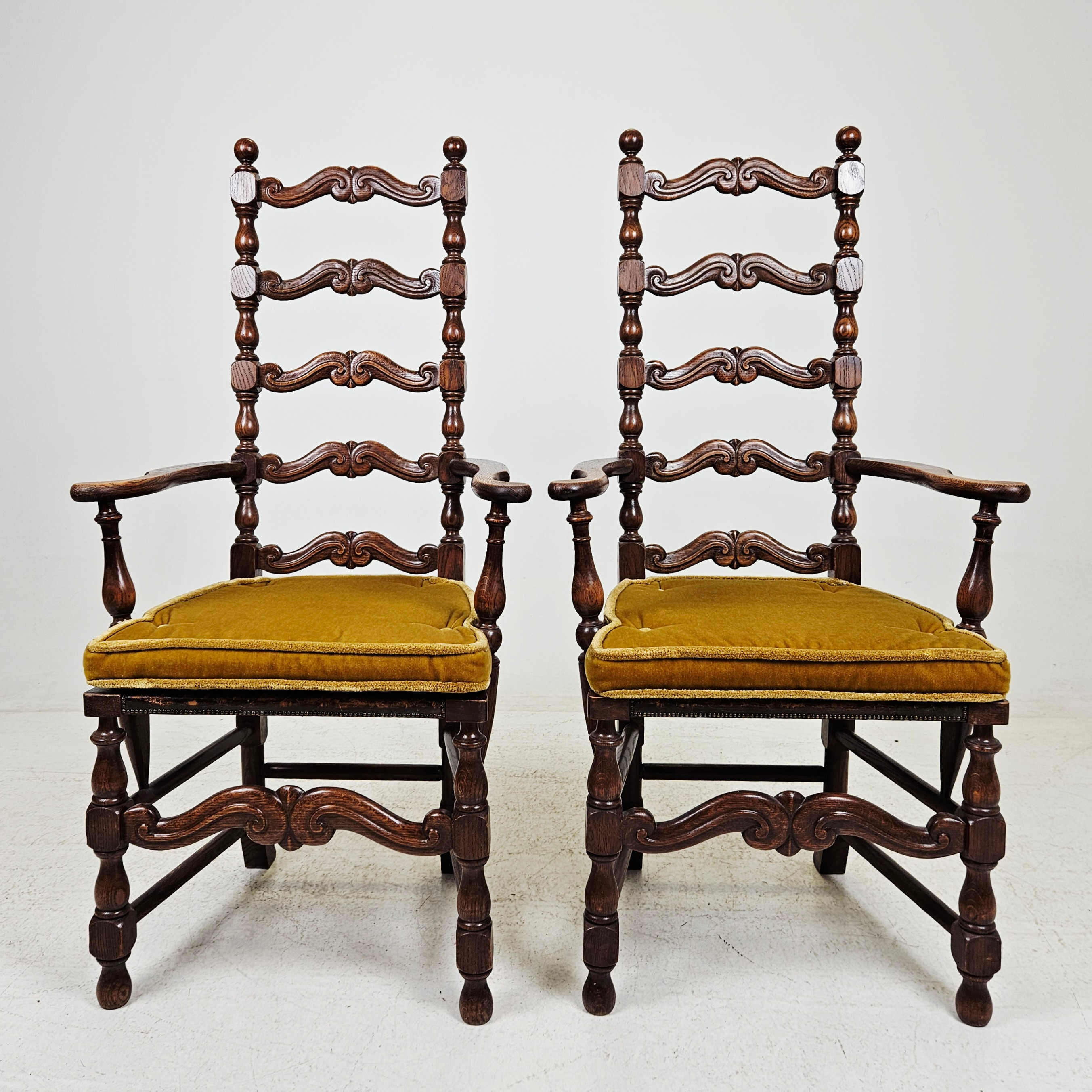 KARMSTOLAR, ett par, så kallade stegstolar, barockstil, 1900-tal.