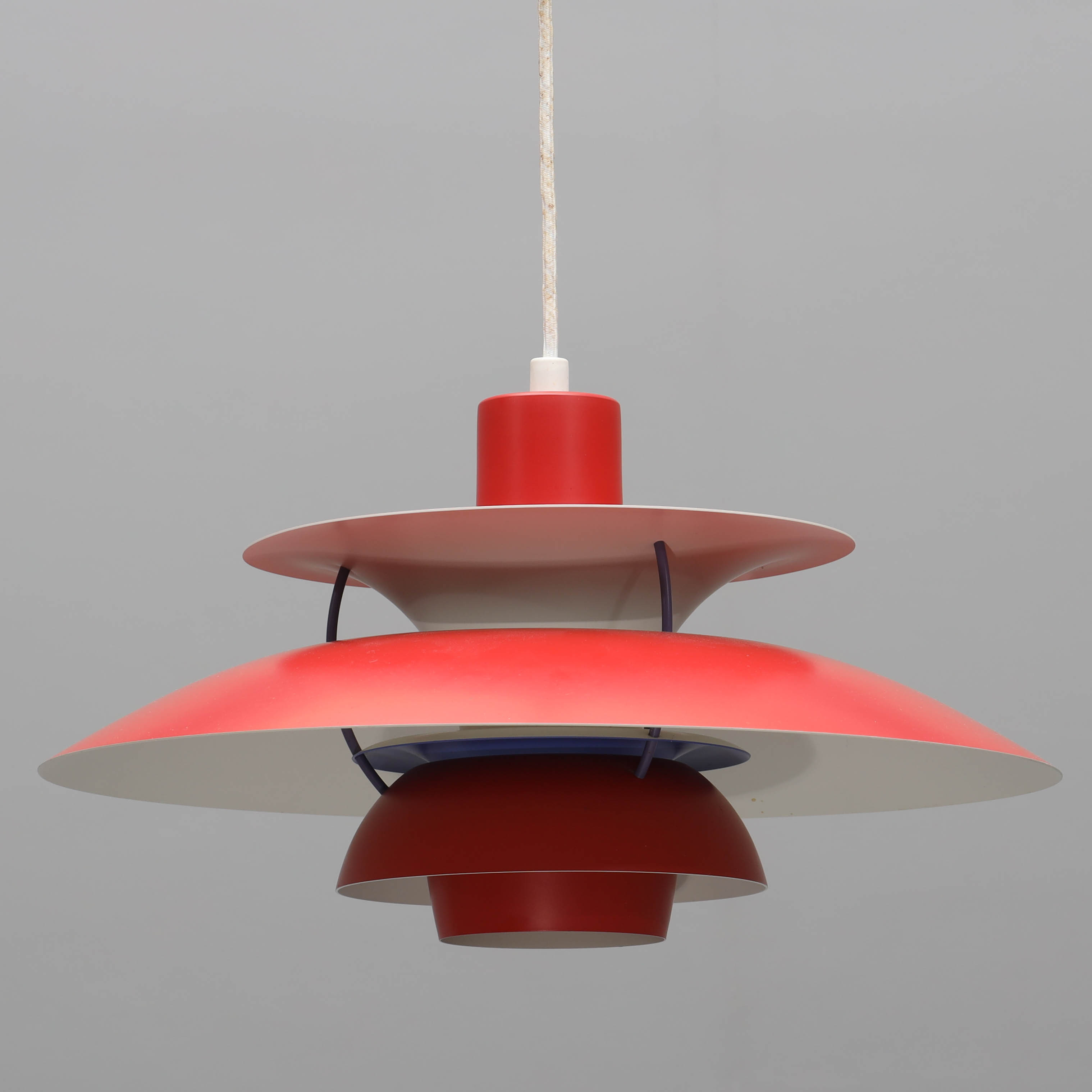 POUL HENNINGSEN. Taklampa, rödlackad metall, "PH-5", Louis Poulsen, Danmark.