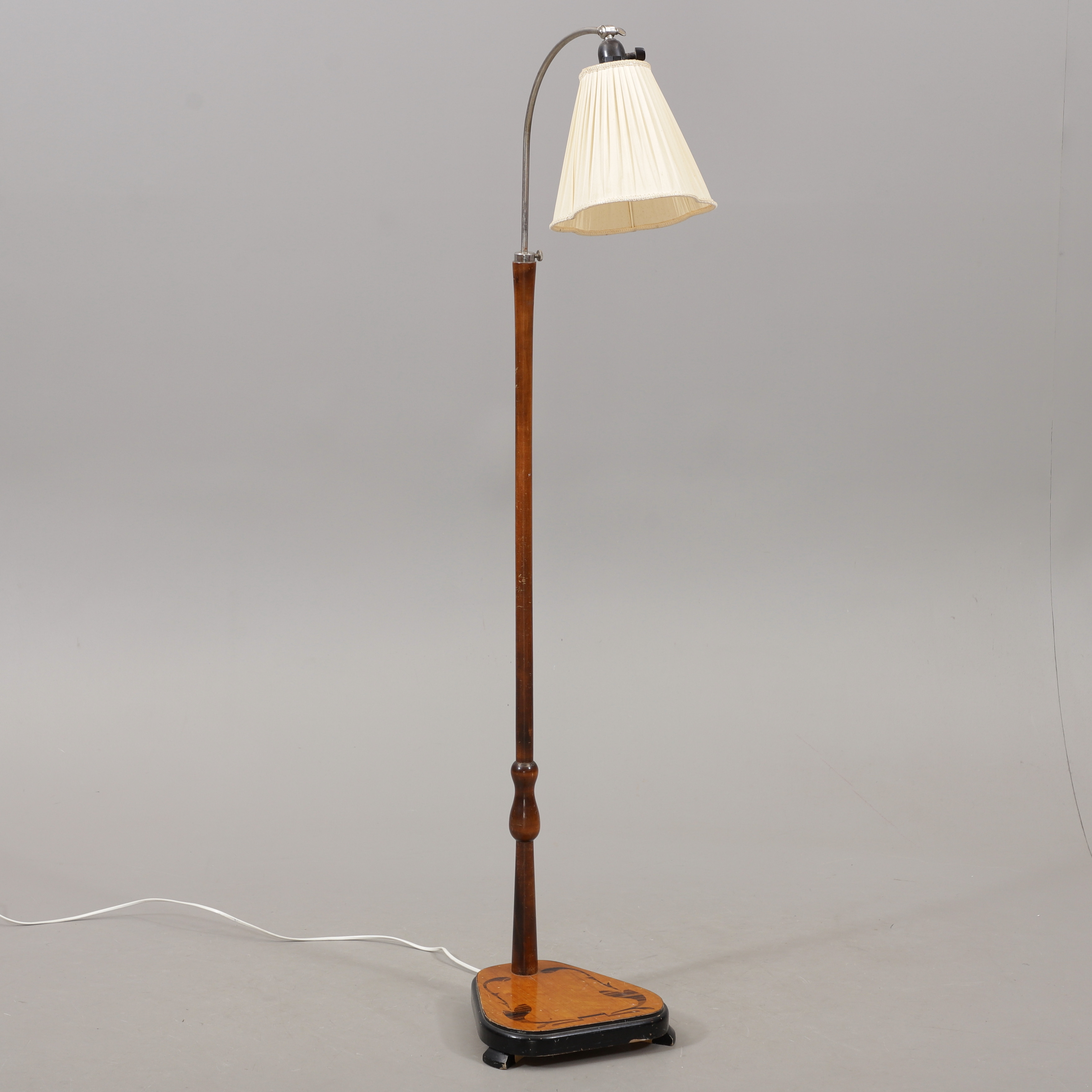 GOLVLAMPA med intarsia, 1930-tal.
