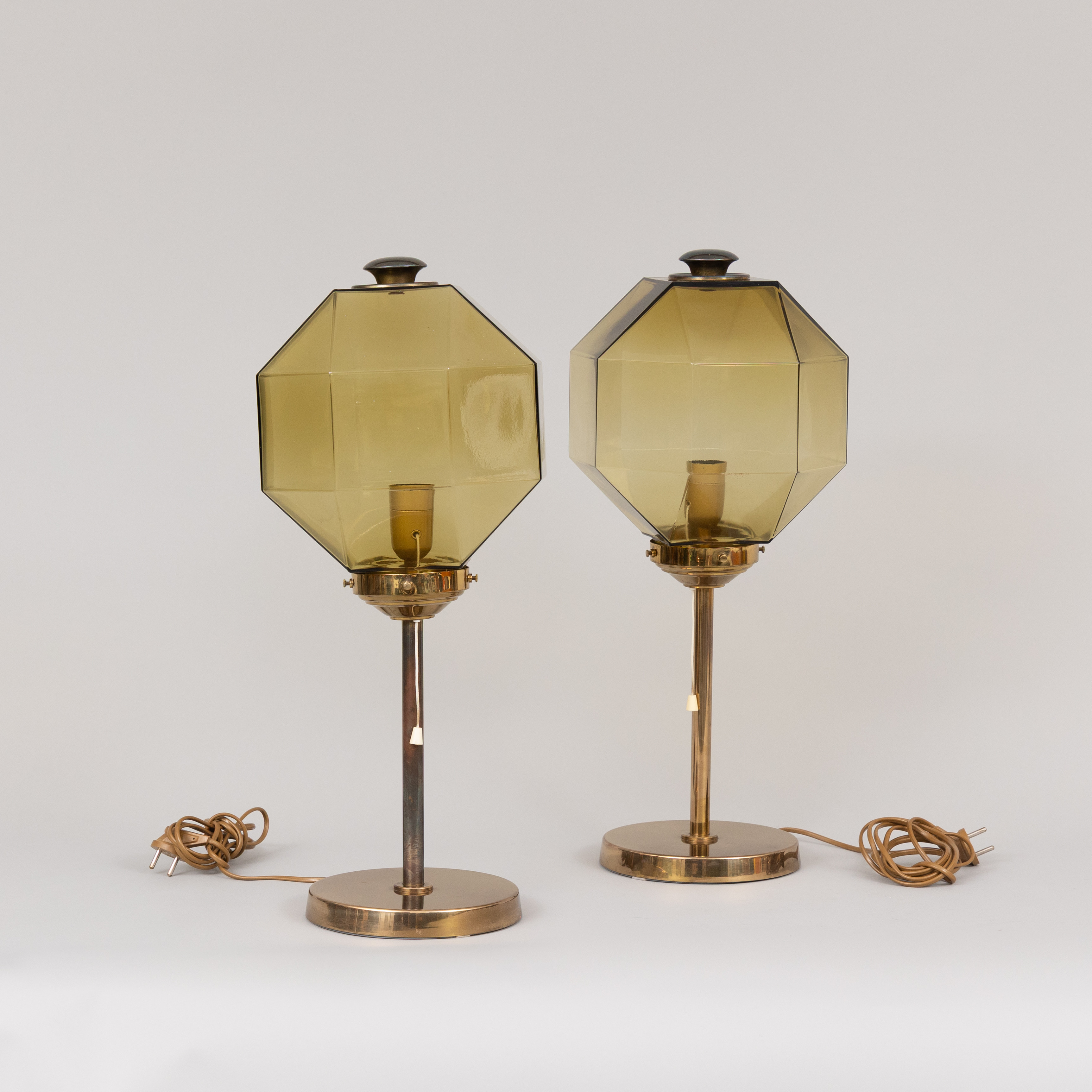 BORDSLAMPOR, 1 par, glaskupa/mässing, "B-88", Bergboms, 1900-talets senare del.