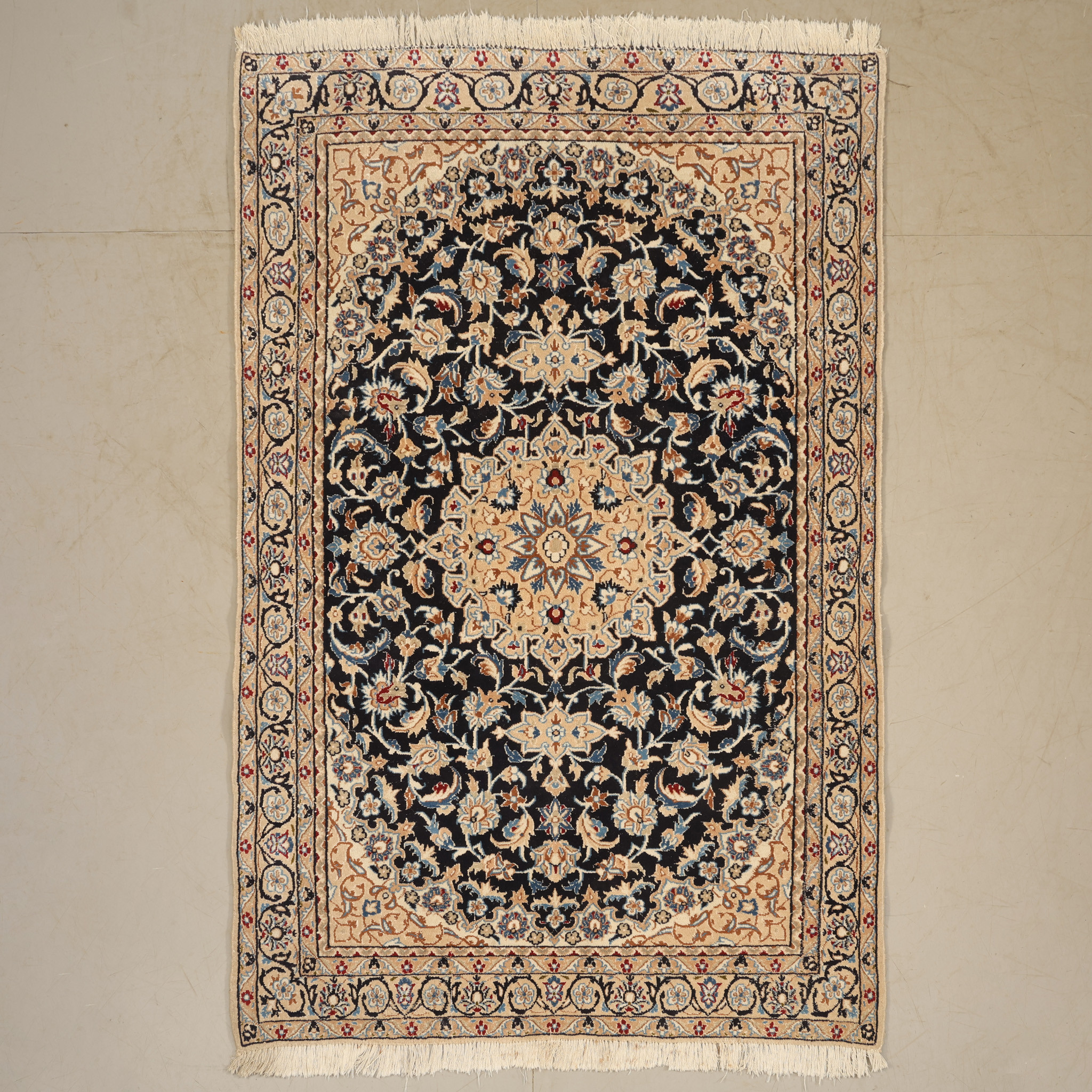 MATTA, Orientalisk, Nain med silkesinslag, 193 x 125 cm.