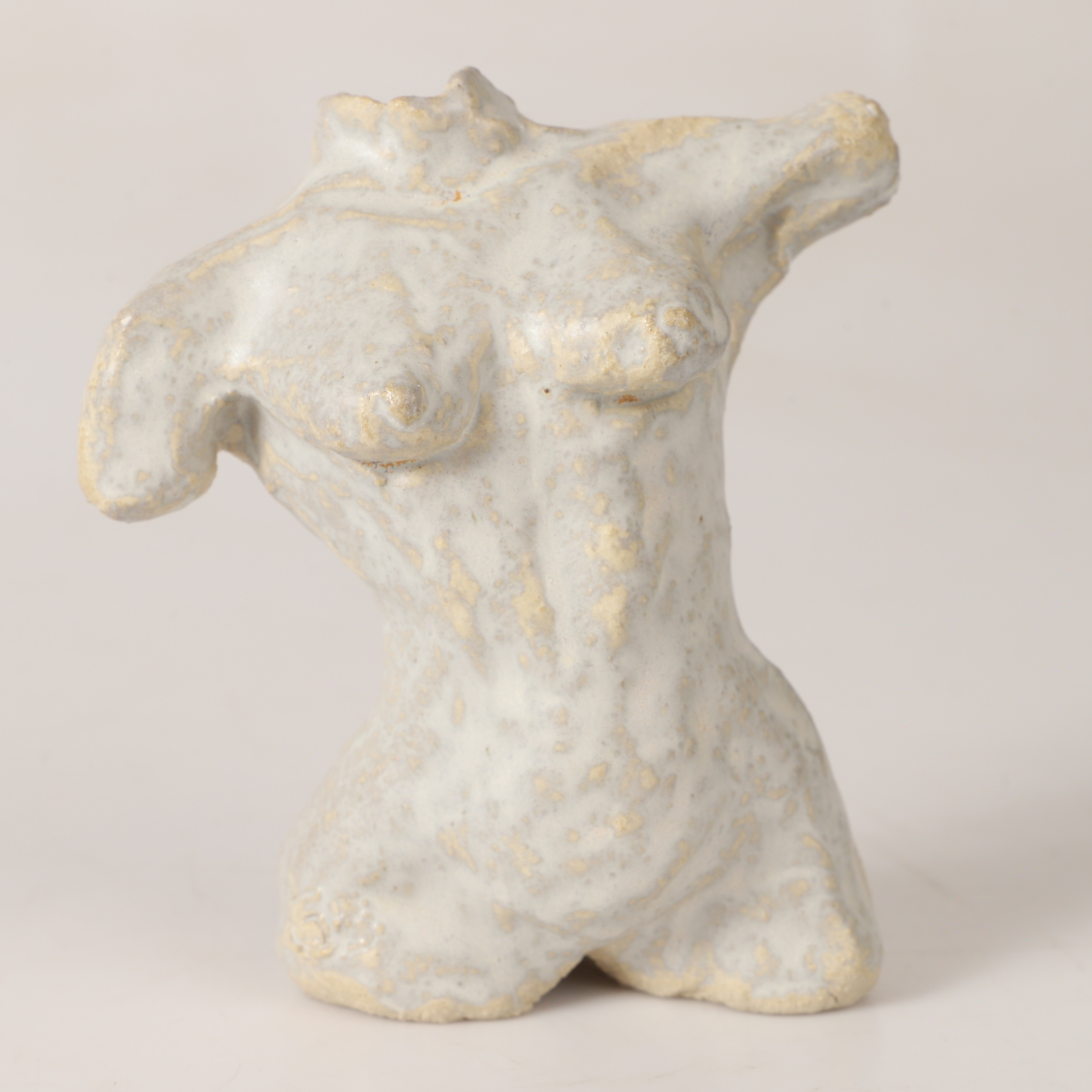 OKÄND KONSTNÄR. Figurin, torso, keramik, osignerad.