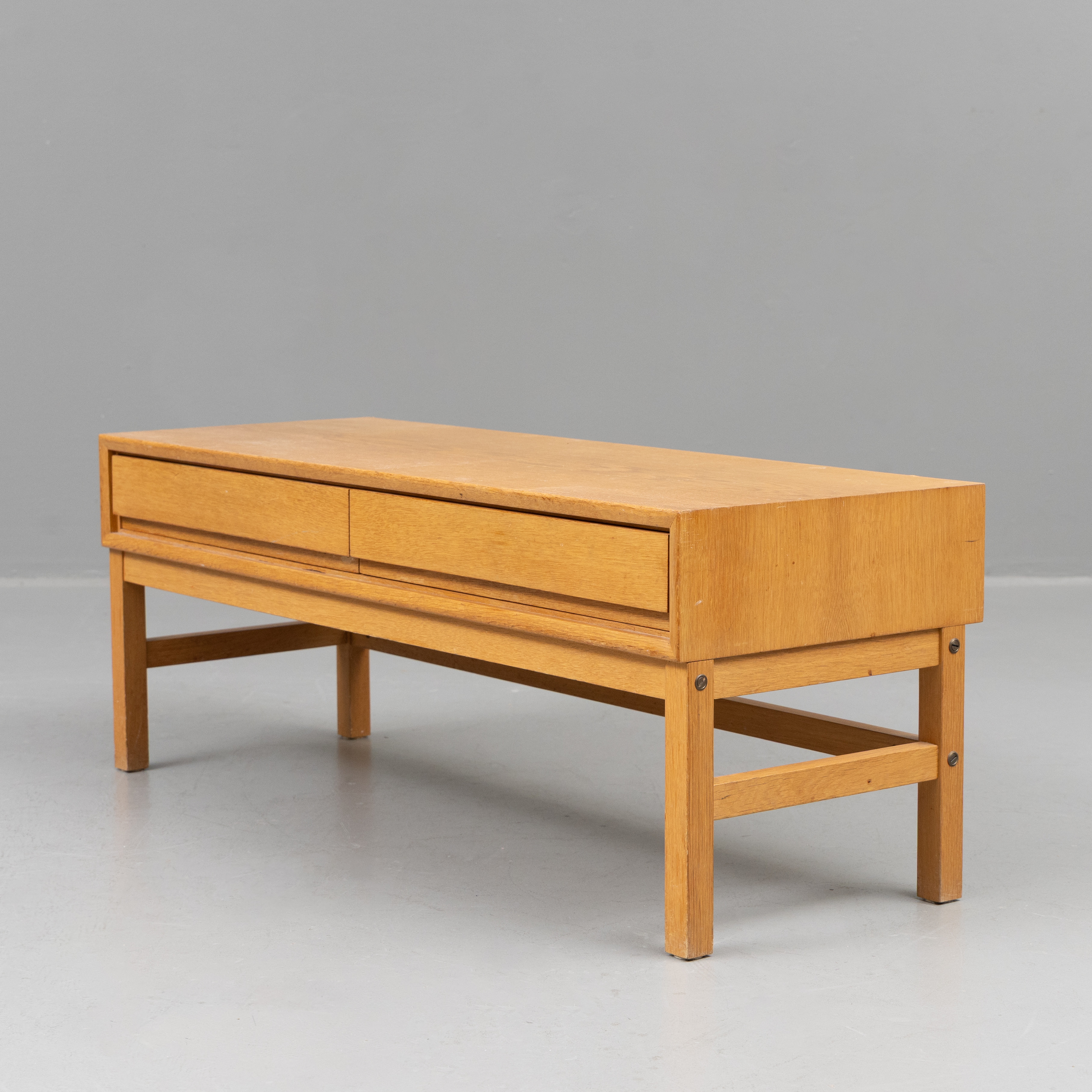 MARIAN GRABINSKI. byrå/bänk, ek, IKEA, 1900-talets andra hälft.