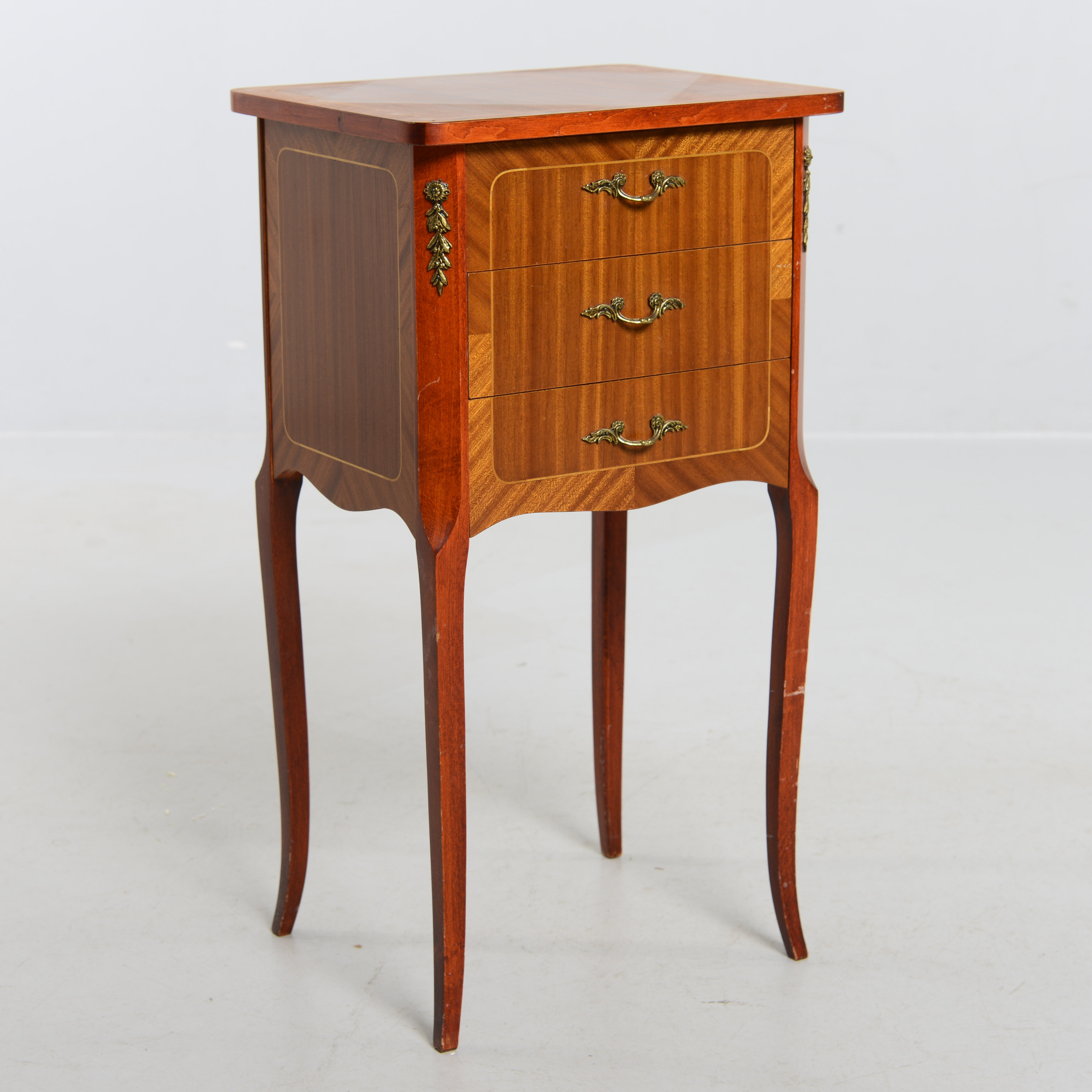 BYRÅ / SÄNGBORD, rokokostil, 1900-talets mitt.