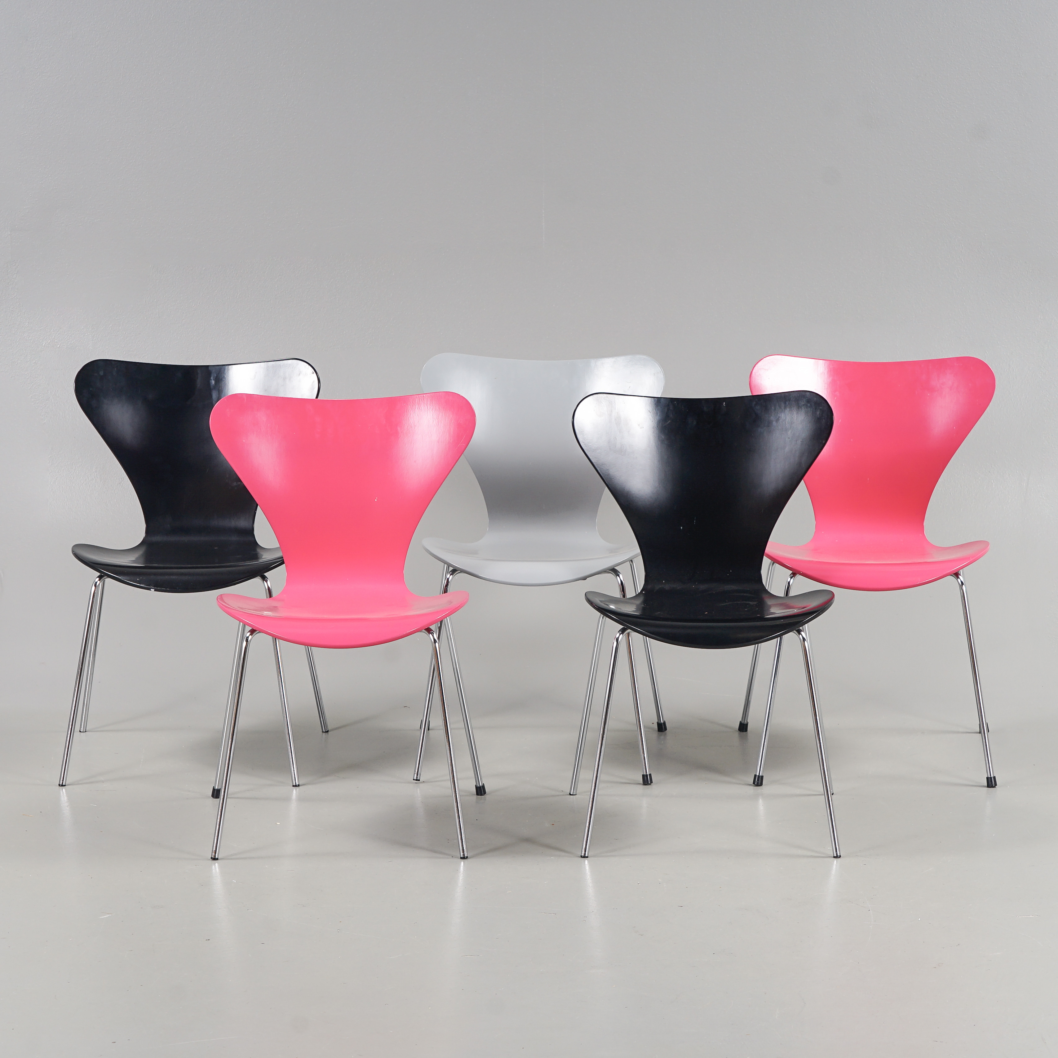 ARNE JACOBSEN. Stolar 5 stycken "Sjuan" Olika färger, Fritz Hansen, Danmark, 1996.
