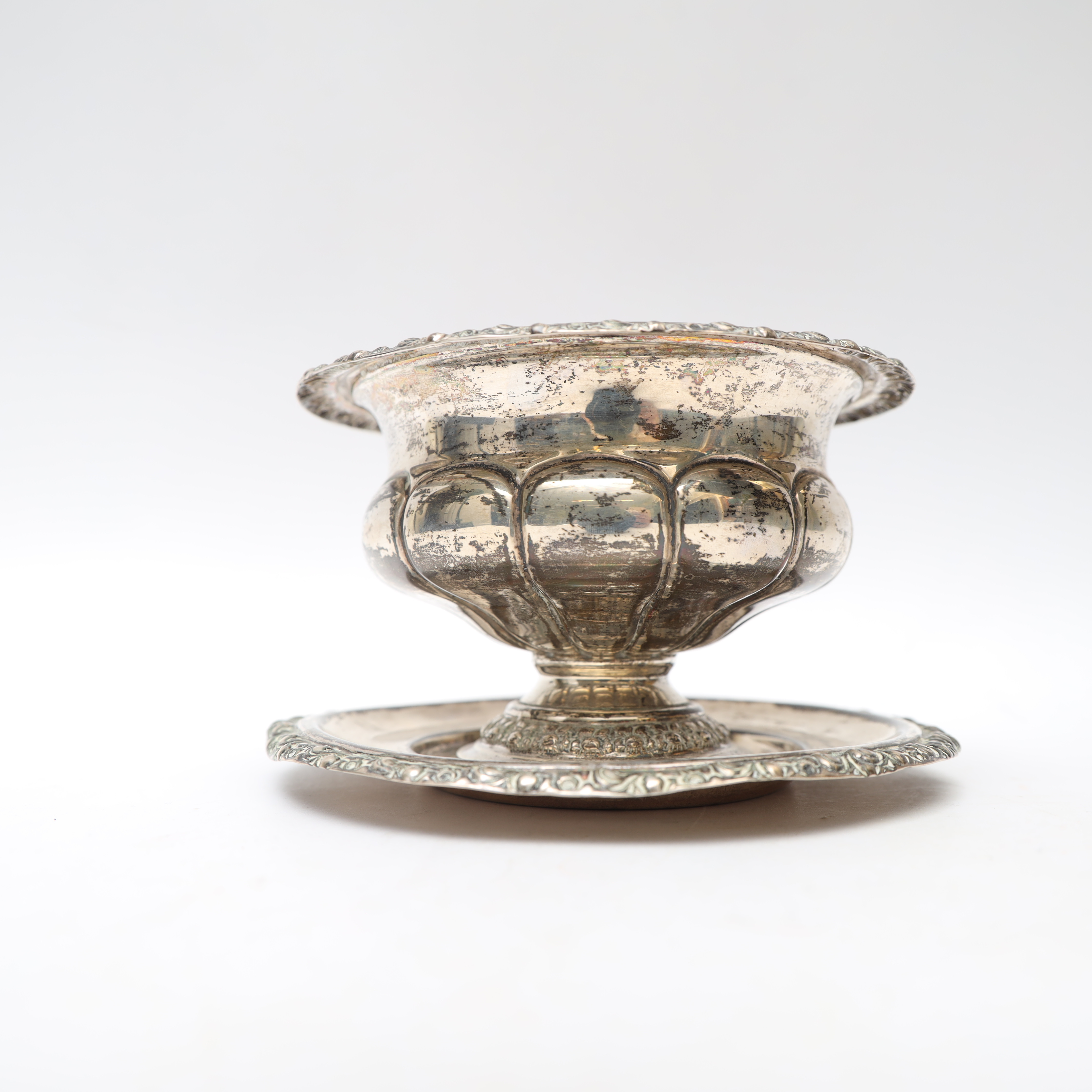 CARL NYSTRÖM. Såsskål med underfat, silver, 1845, med reliefdekor och förgyllning.
