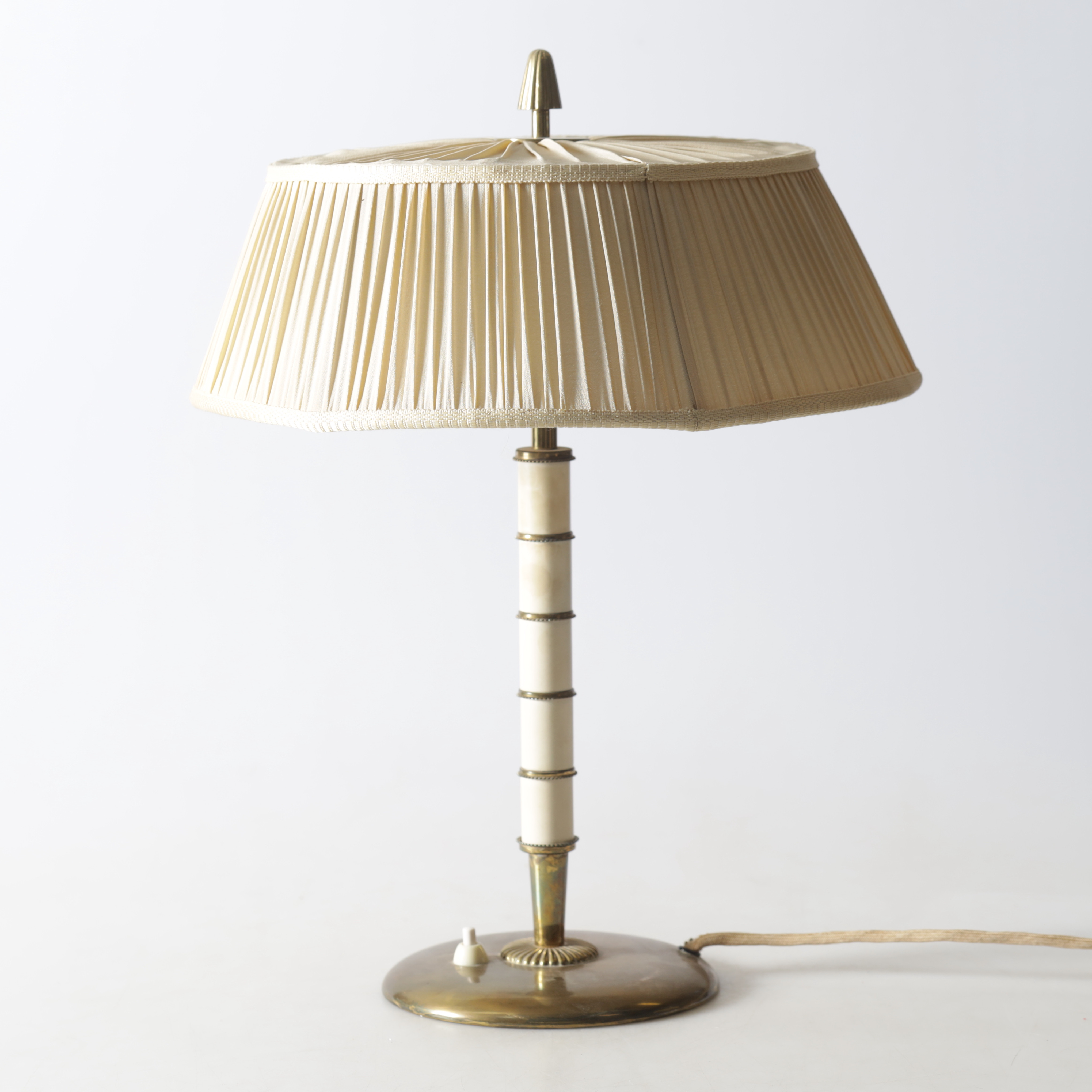 BERTIL BRISBORG. Bordslampa, mässing & trolit, Nordiska Kompaniet, 1940-tal.