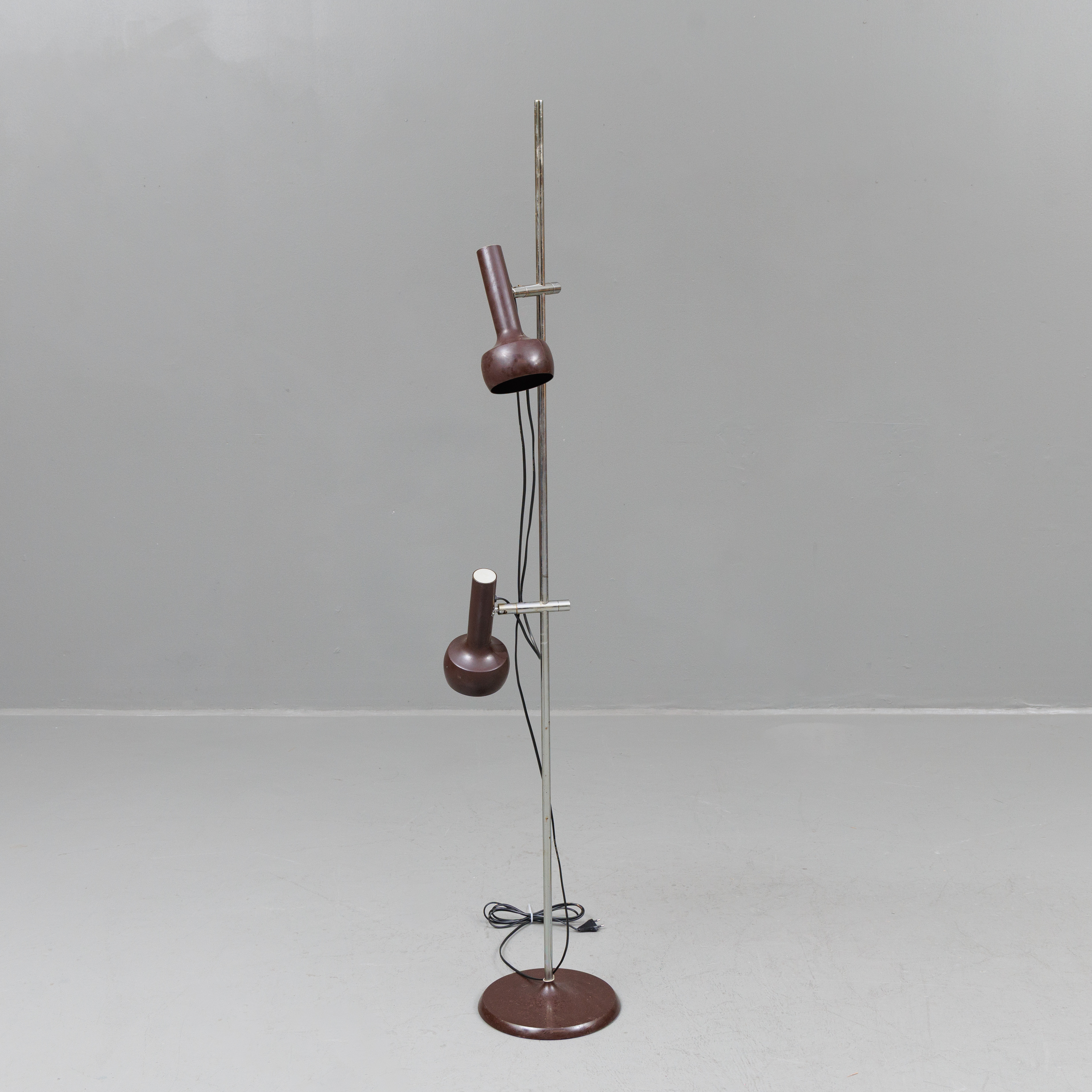 GOLVLAMPA, förkromad/brunlackerad fot samt skärmar, Omi, Schmidts Lampedesign, 1900-talets andra del.
