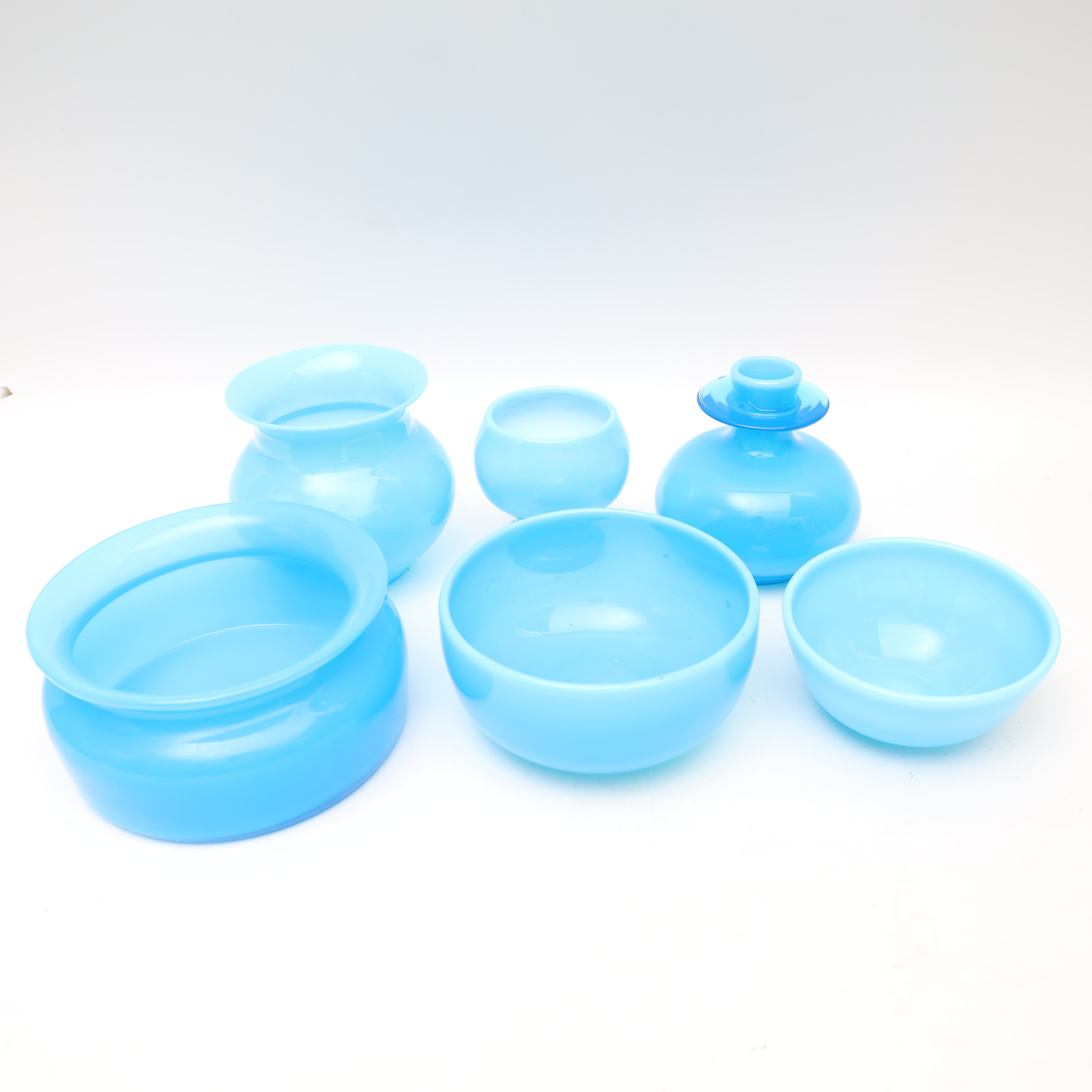 ERIK HÖGLUND. Konstglas 6 delar, blåtonat glas, signerade.