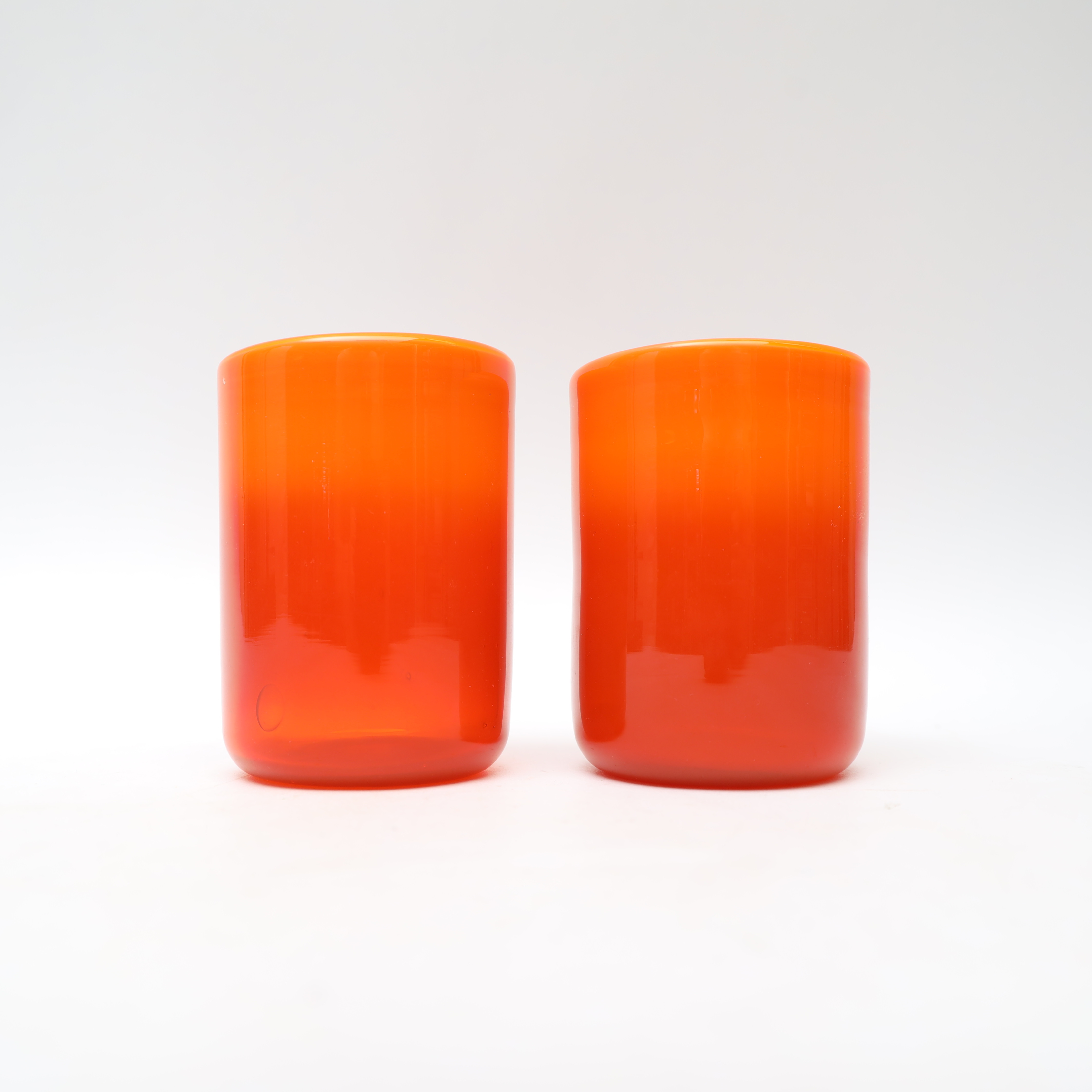 ERIK HÖGLUND. Vaser ett par, orangetonat glas, signerade.