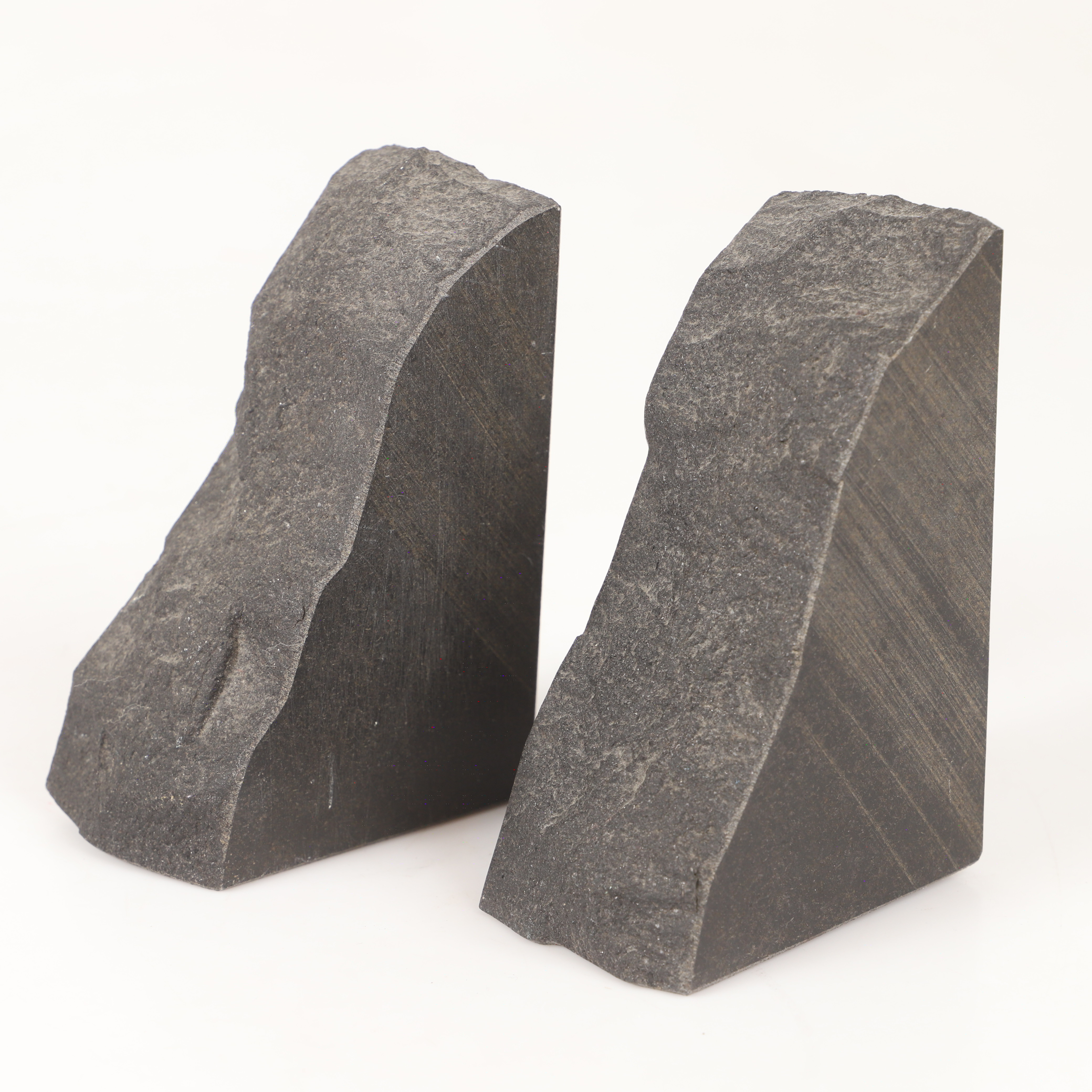 BOKSTÖD, 1 par, svart granit/diabas, M. Scölin Lönsboda.
