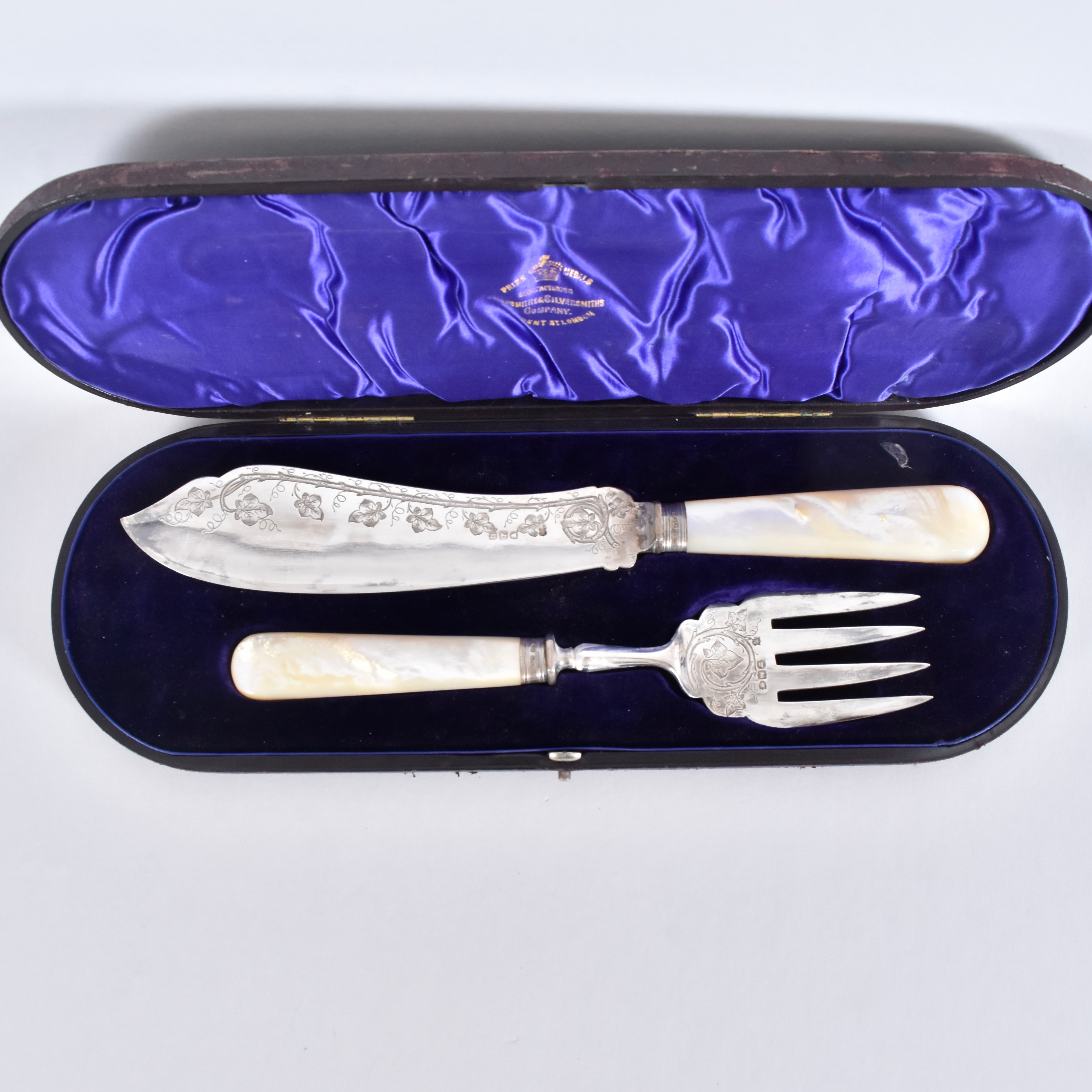 SERVERINGSBESTICK, 1 par, sterlingsilver och pärlemor, Victorianska.