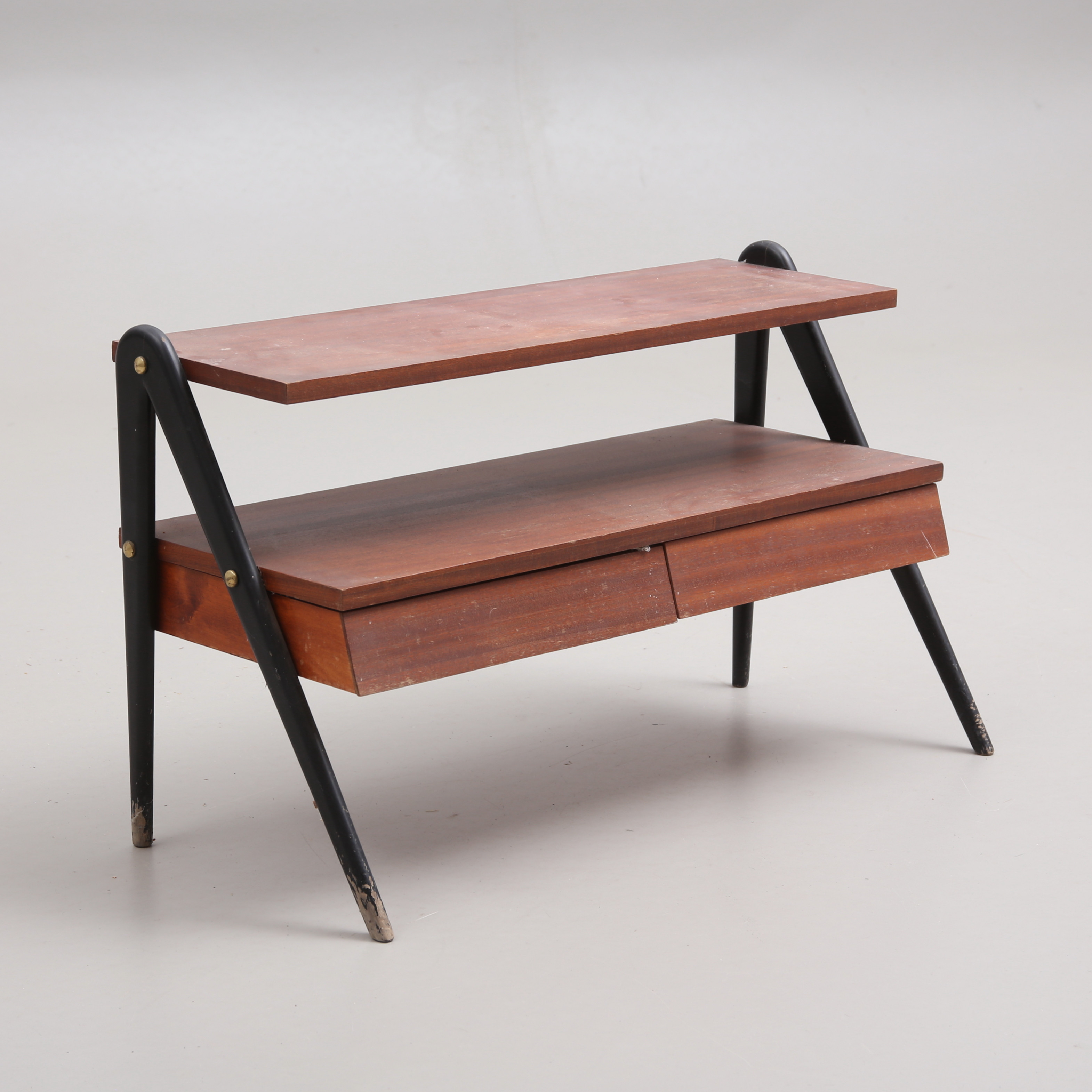 HALLBYRÅ, teak med svärtade ben, 1900-talets mitt.