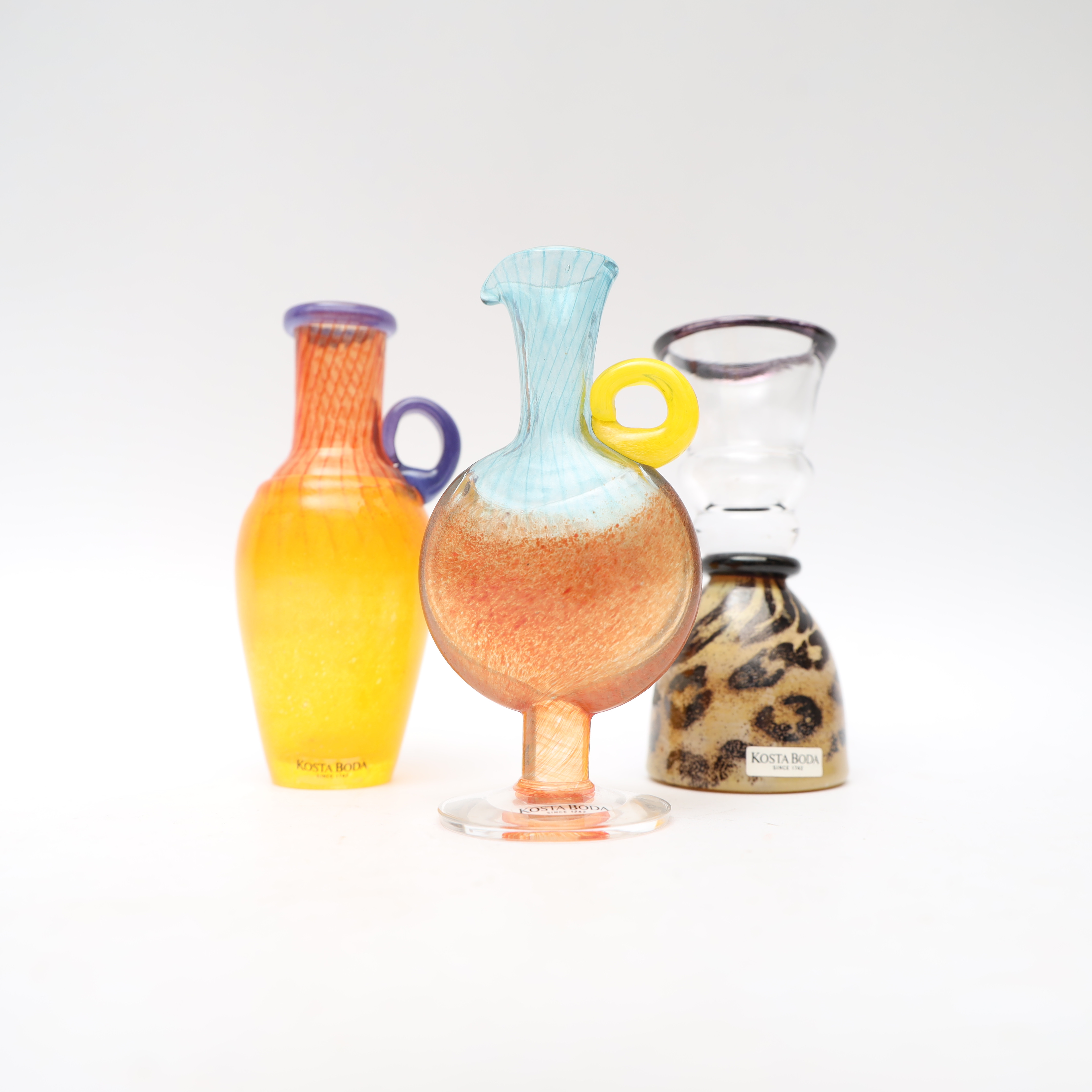 KJELL ENGMAN. Konstglas 3 delar, Kosta boda, två signerade.