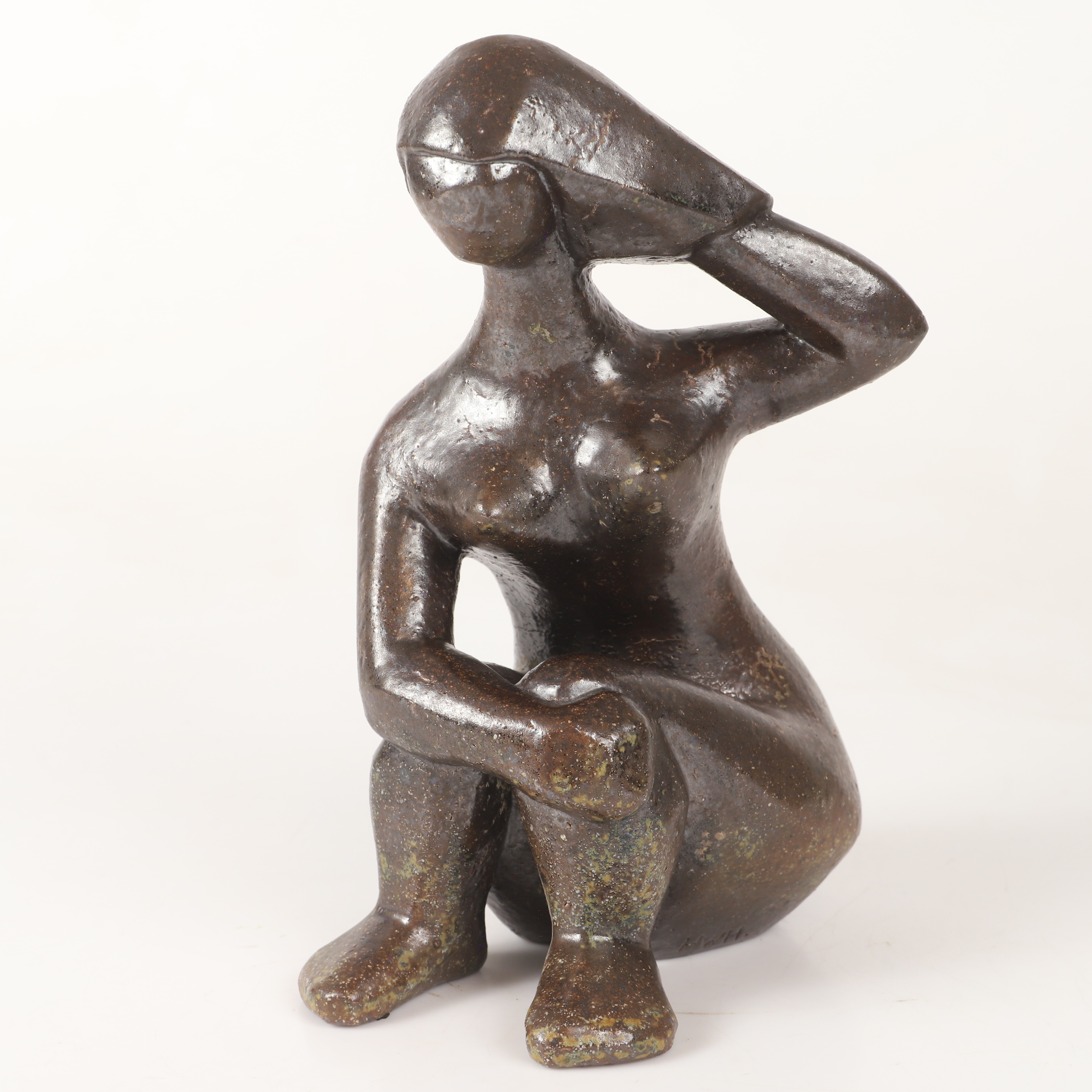 HELGE HÖGBOM. Skulptur, sittande kvinna, keramik, signerad H.W.H.