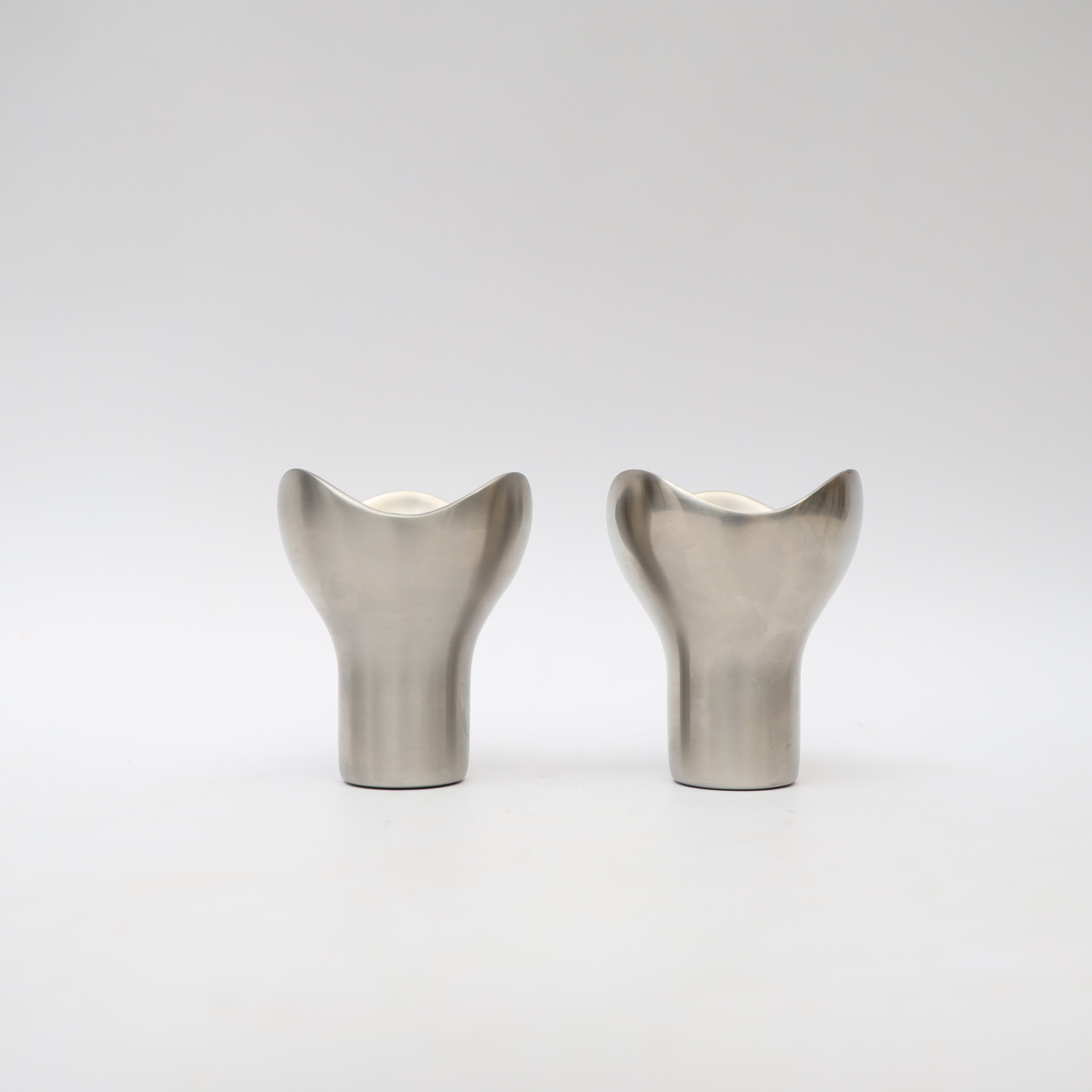 GEORG JENSEN. Ljusstakar ett par, "Bloom" Rostfritt stål, stämplade.