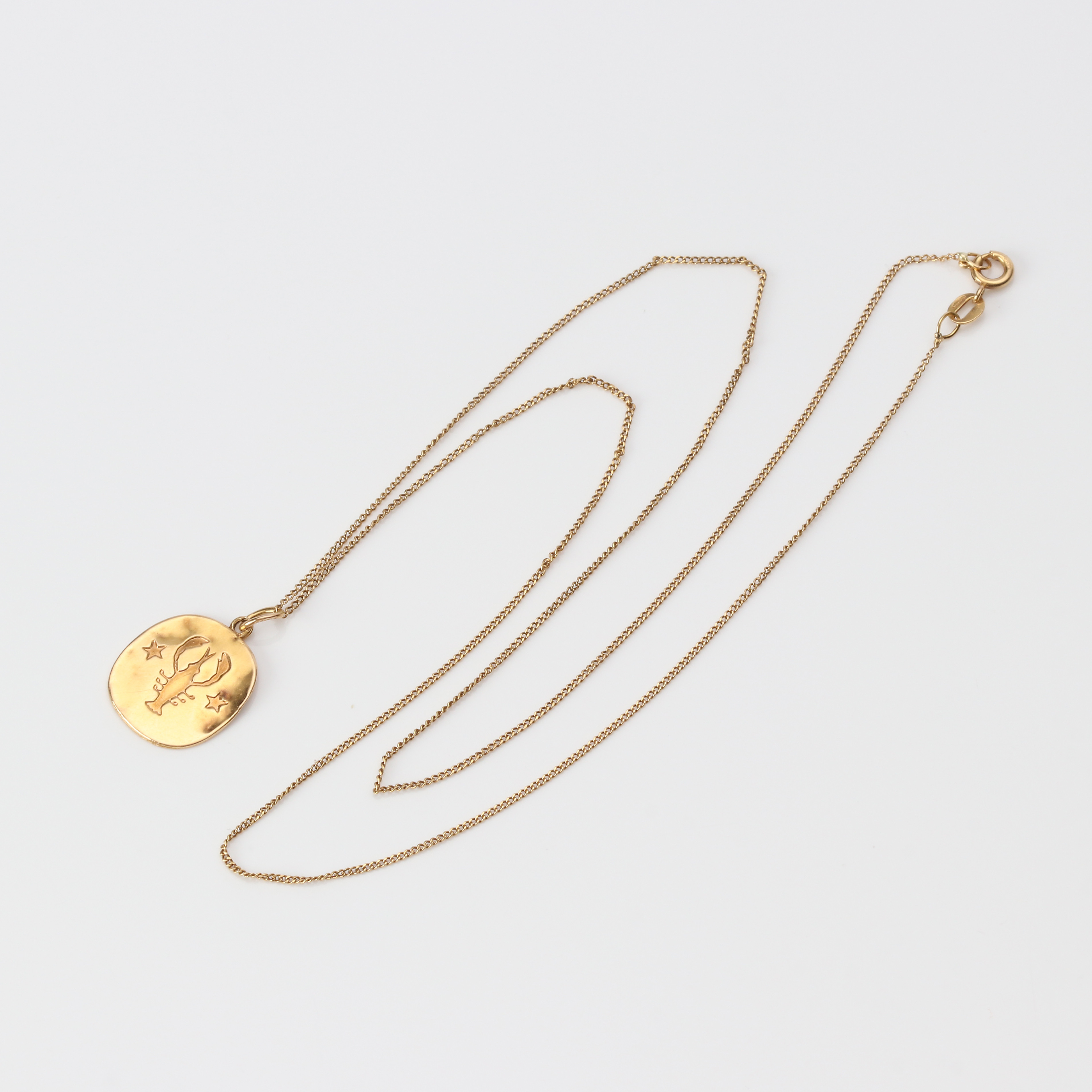 HALSBAND. 18k guld, hänge med kräftans symbol, vikt ca 3,0 gram.