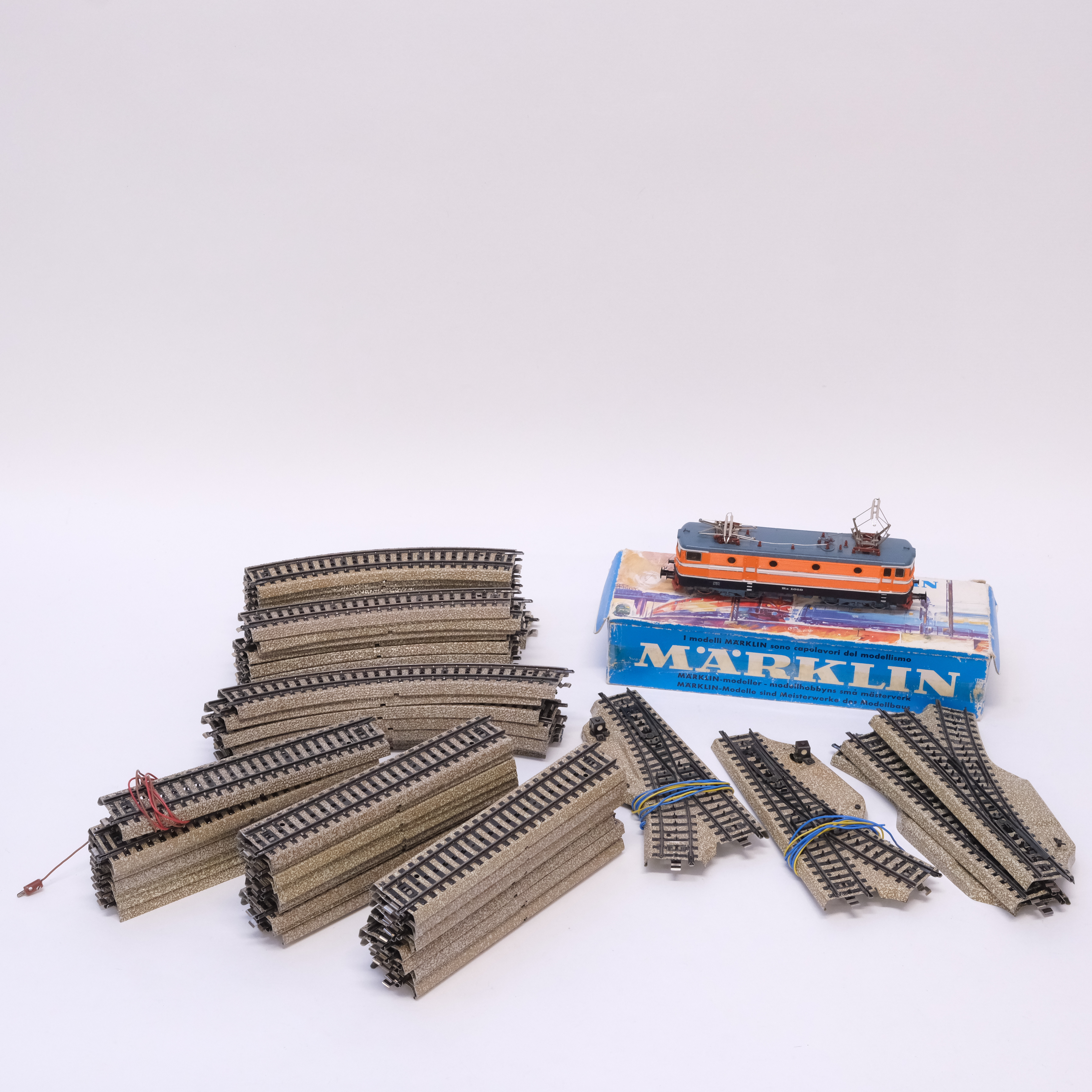MÄRKLIN. MODELLJÄRNVÄG. LOK "3043", RÄLS OCH VÄXLAR. SKALA H0.
