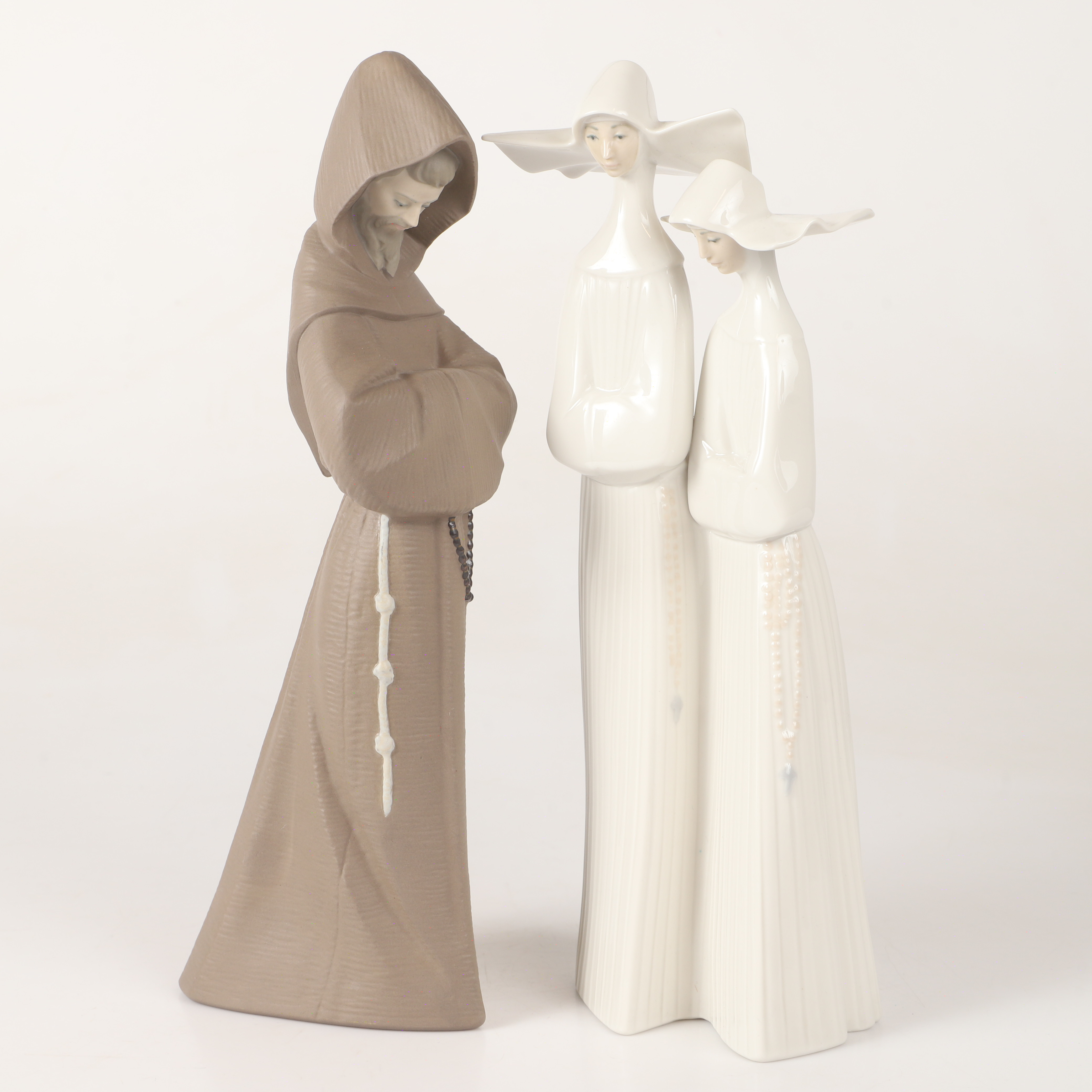 FIGURINER, 2 stycken, nunnor samt munk, porslin, Lladro, Spanien.