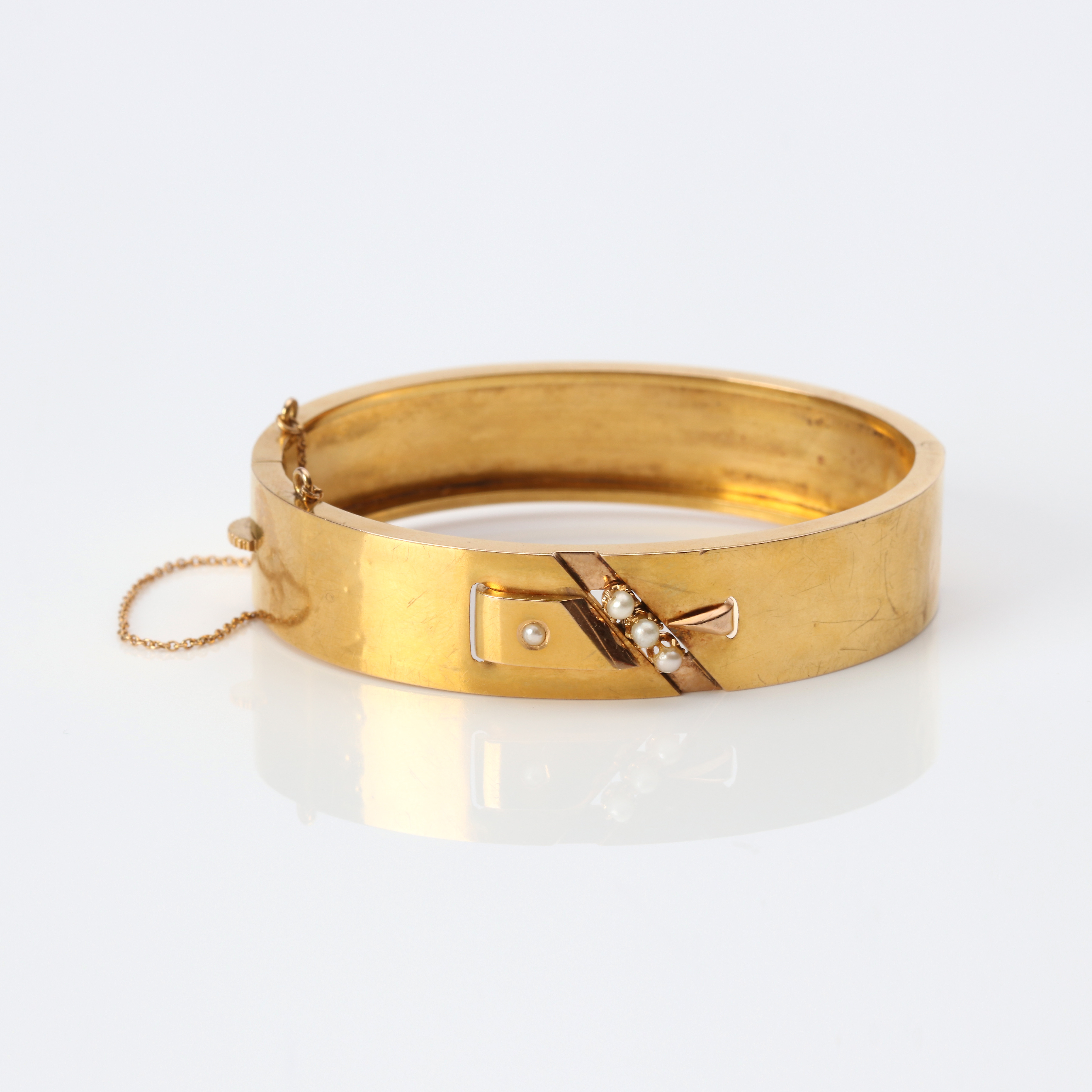 ARMBAND. 18k guld med fröpärlor, jugend, totalvikt ca 18,0 gram.