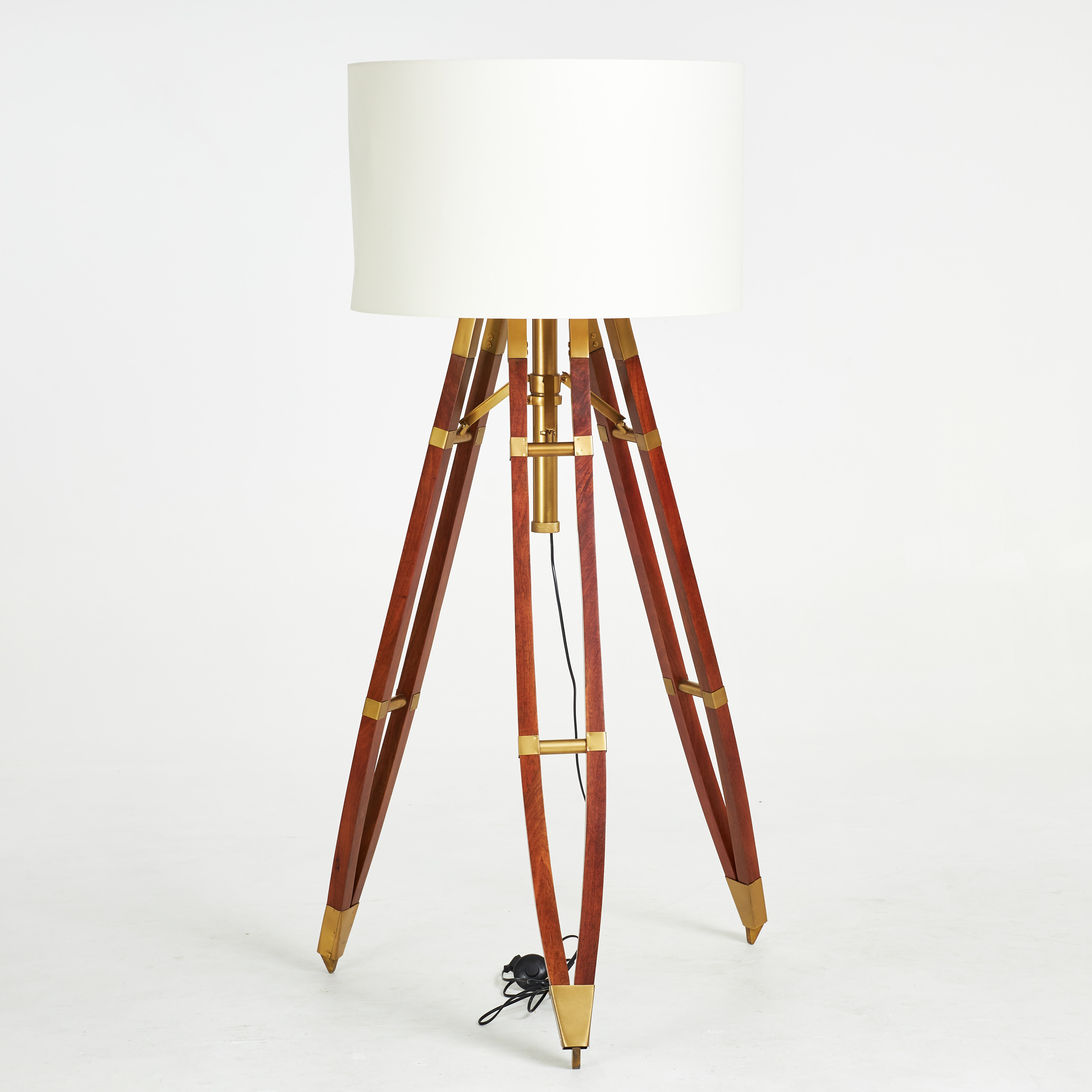 GOLVLAMPA, "Royal Marine", fot i form av tripod, trä, metall, samtida, Eichholtz.