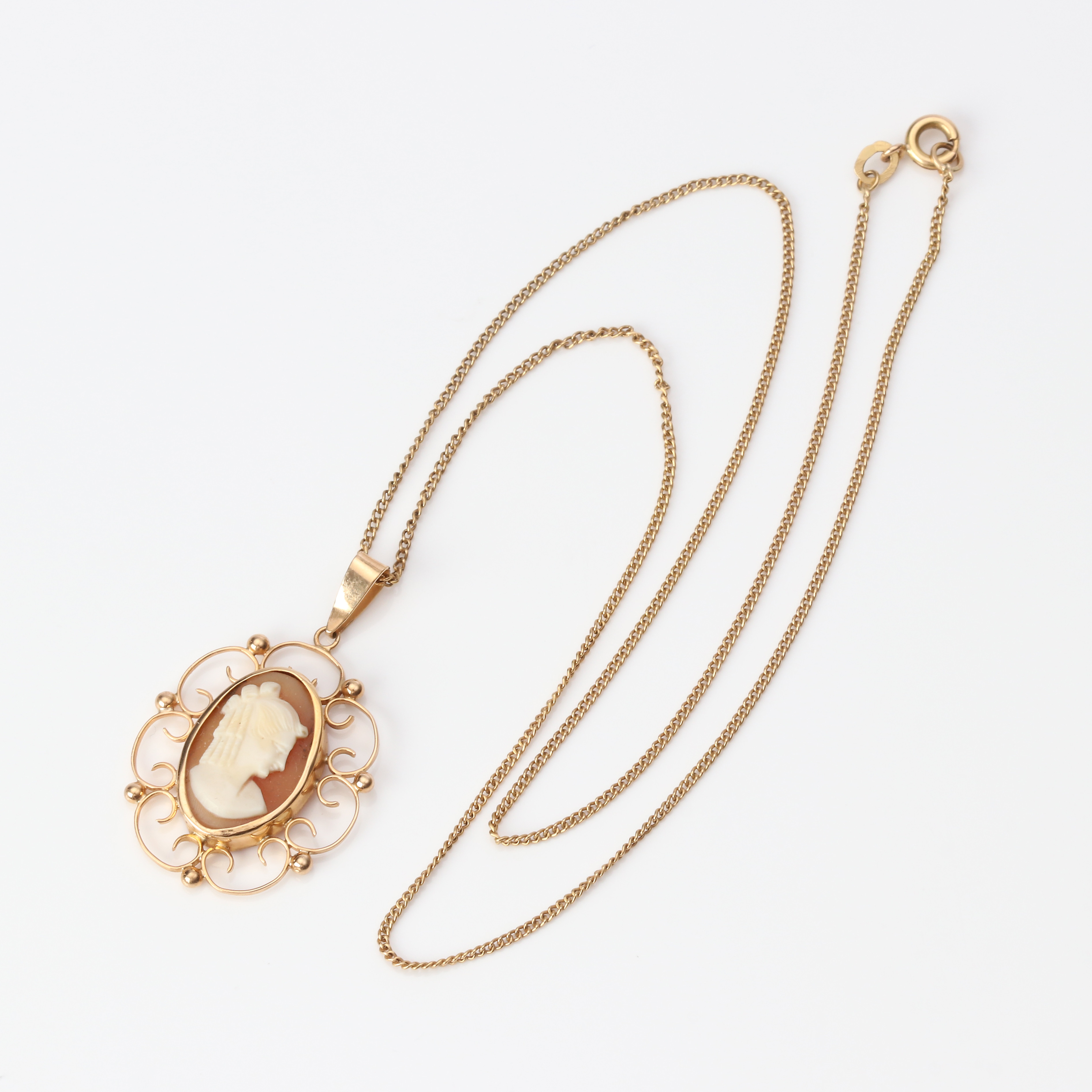HALSBAND. 18k guld, pansarlänk och hänge med snäckcamé, totalvikt ca 6,7 gram.