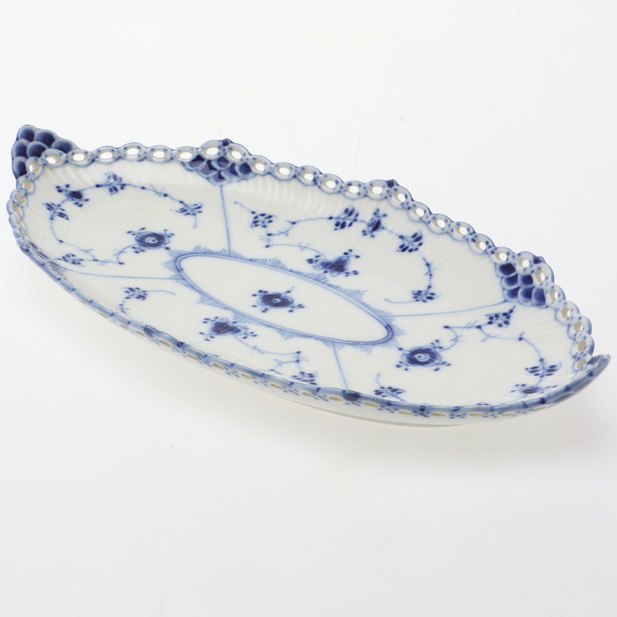 SERVERINGSFAT, Musselmalet, helblond, nr 1115, porslin, Royal Copenhagen, Danmark.