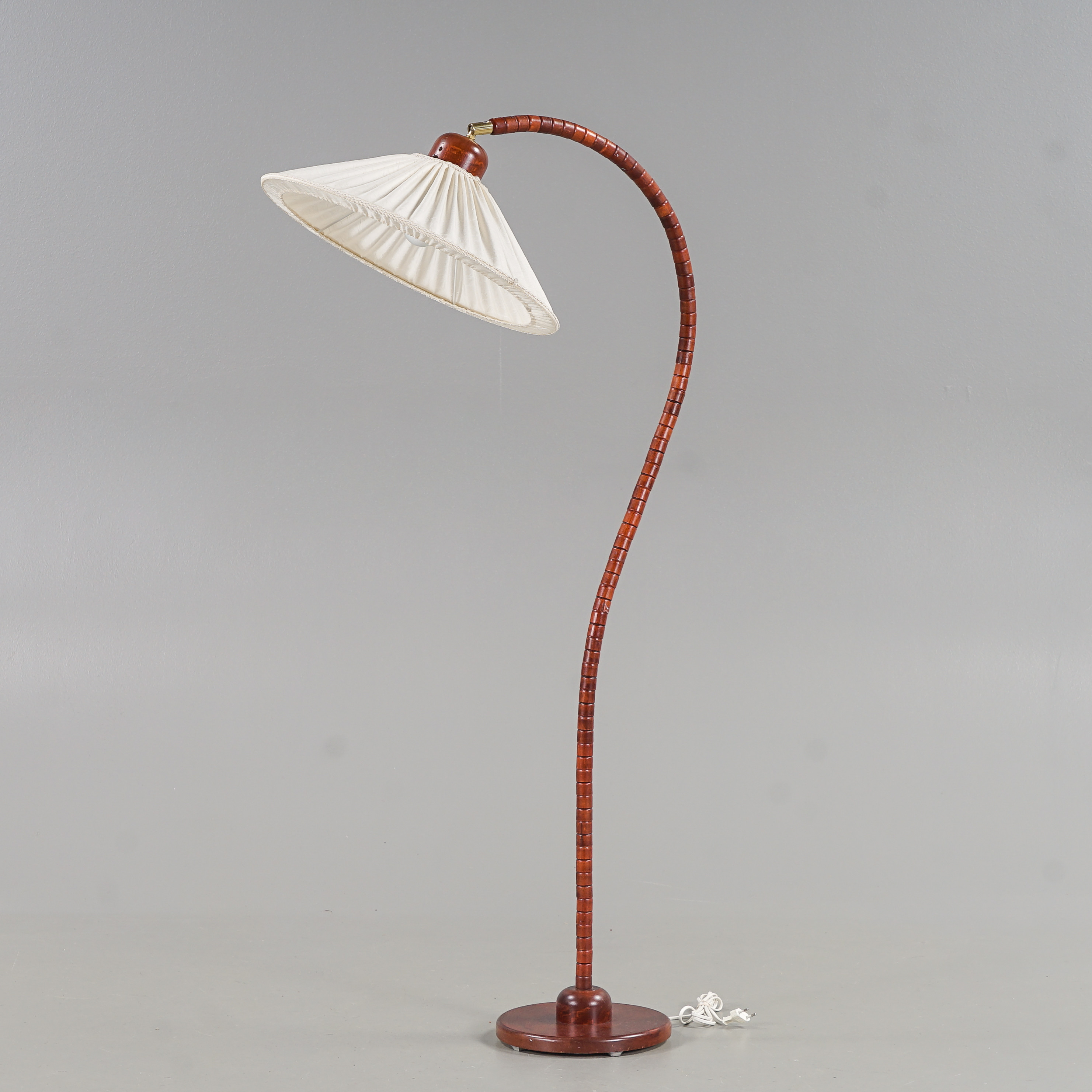 GOLVLAMPA Svanhalsmodell, betsad bok, Markslöjd, sent 1900-tal.