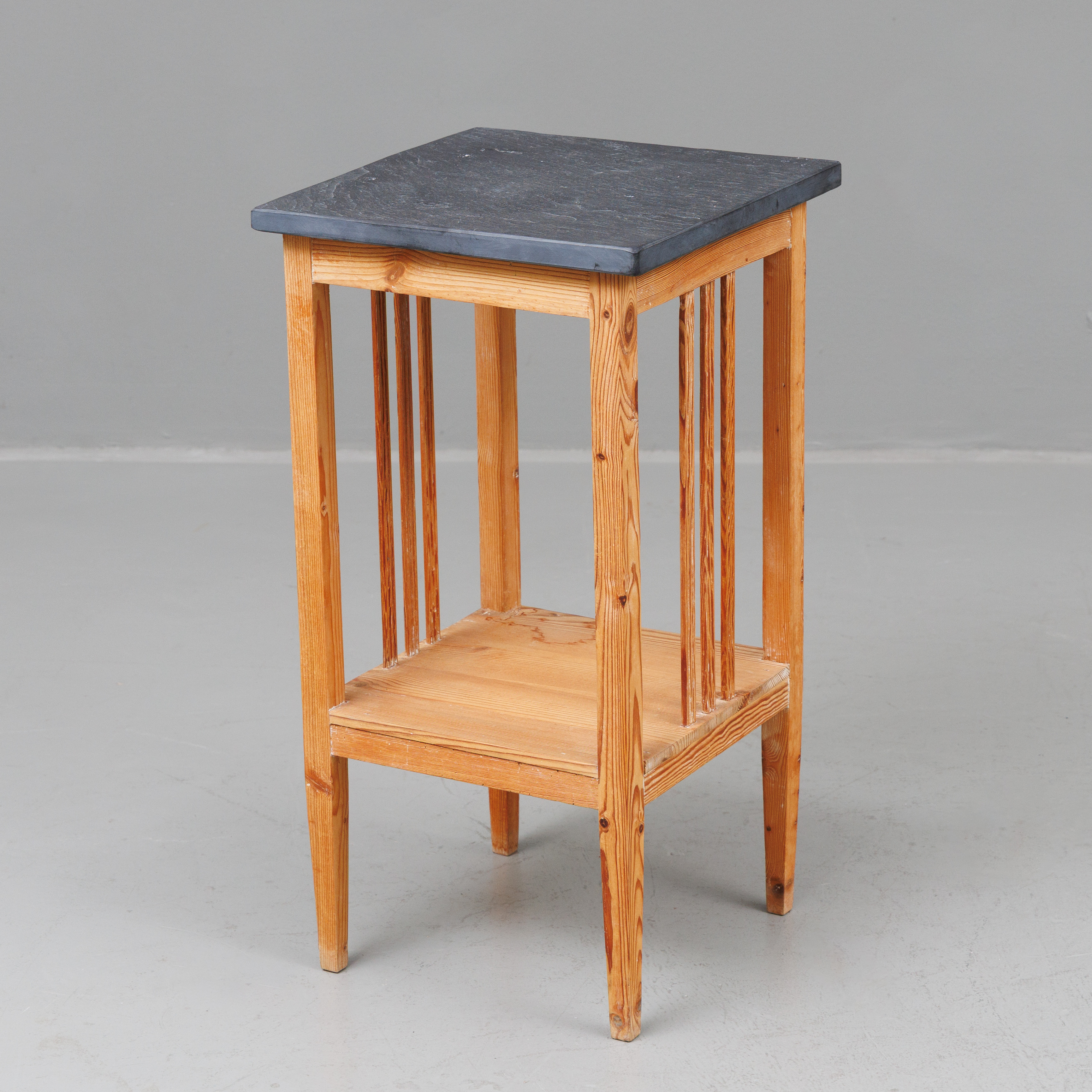 SÄNG-/SIDOBORD, furu med stenskiva, 1900.