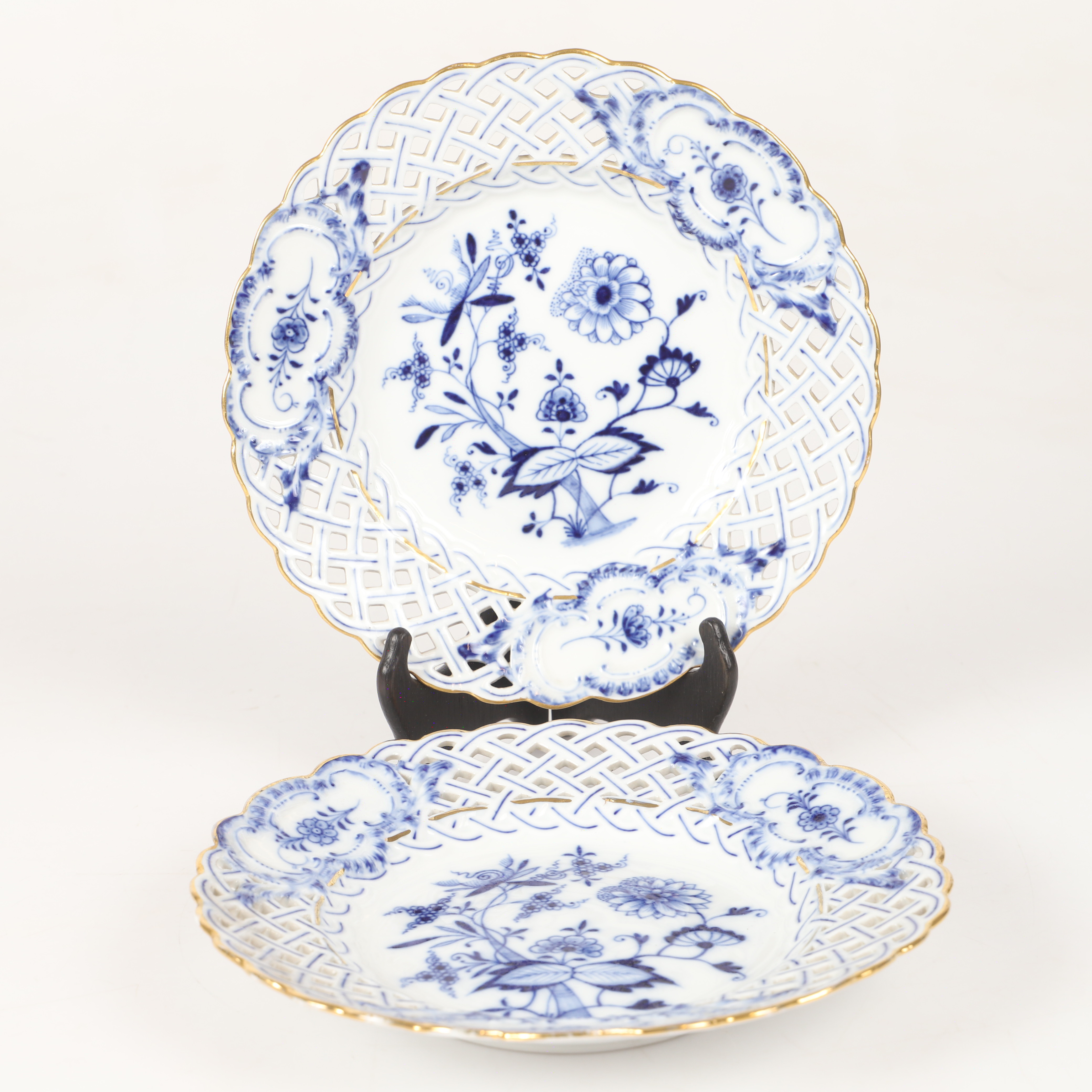 FAT, 2 stycken, "Lökmönstret", porslin med gllerkant, Meissen, Tyskland.