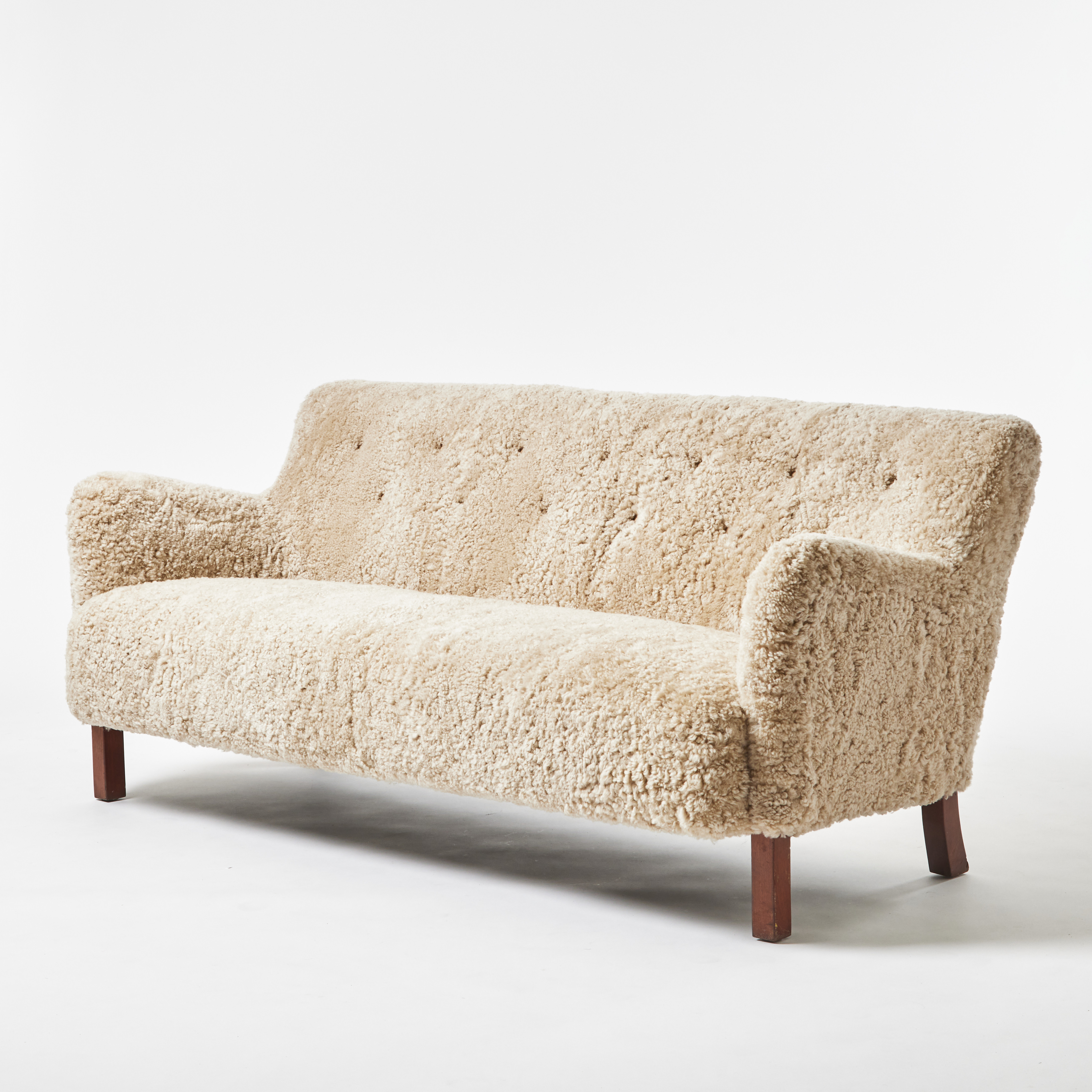 FRANS MORTENSEN. Soffa, Peder Pedersen, Danmark, Danish Modern, modellen formgiven 1937, klädd i fårskinn, ryggen med klädda knappar, betsade ben.