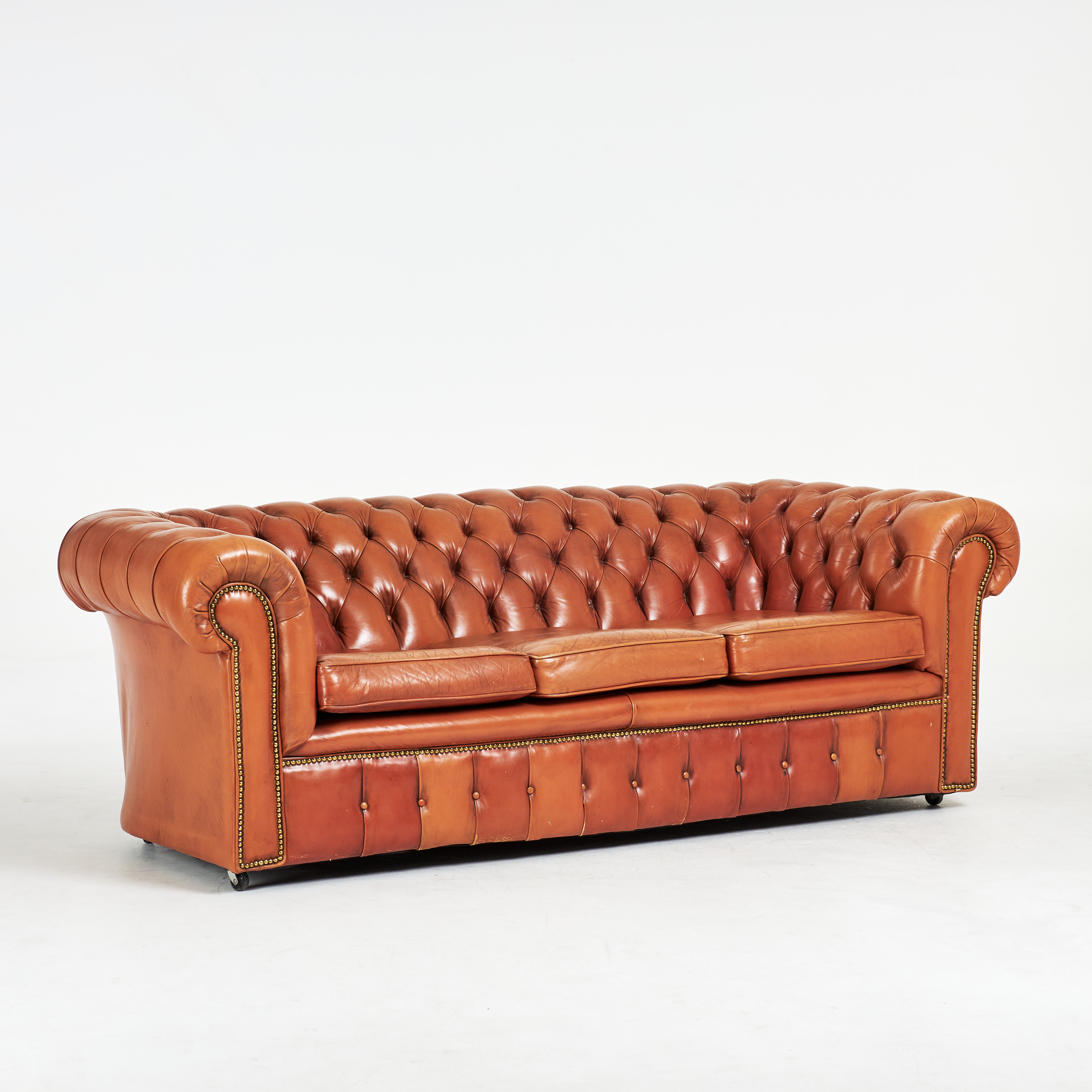 SOFFA. Chesterfield, skinnklädsel, pärlspikad dekor, lösa sittplymåer.