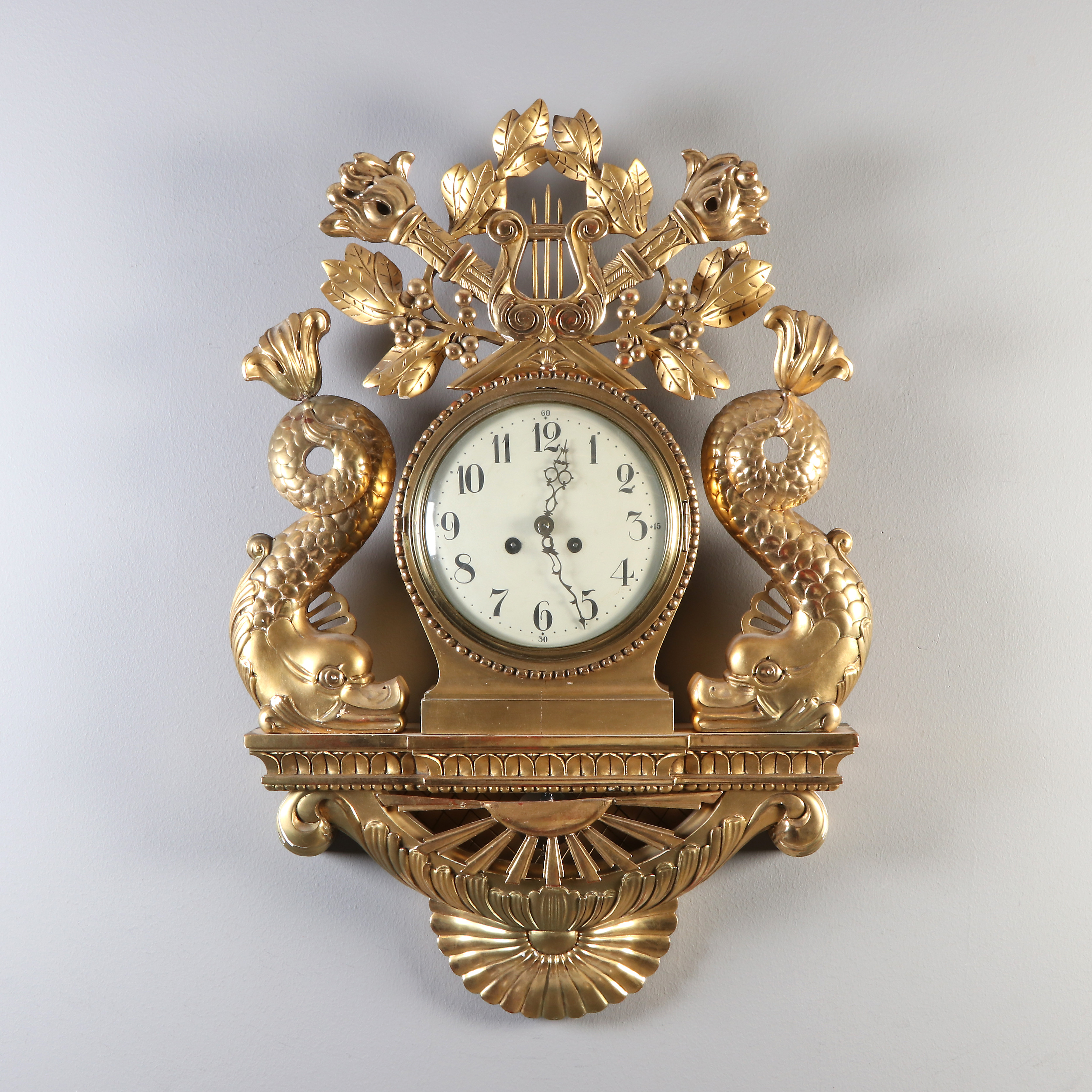 GUSTAV BECKER, VÄGGPENDYL. Skuret, skulterat, förgyllt och bronserat trä. Gustaviansk stil, 18/1900-tal.