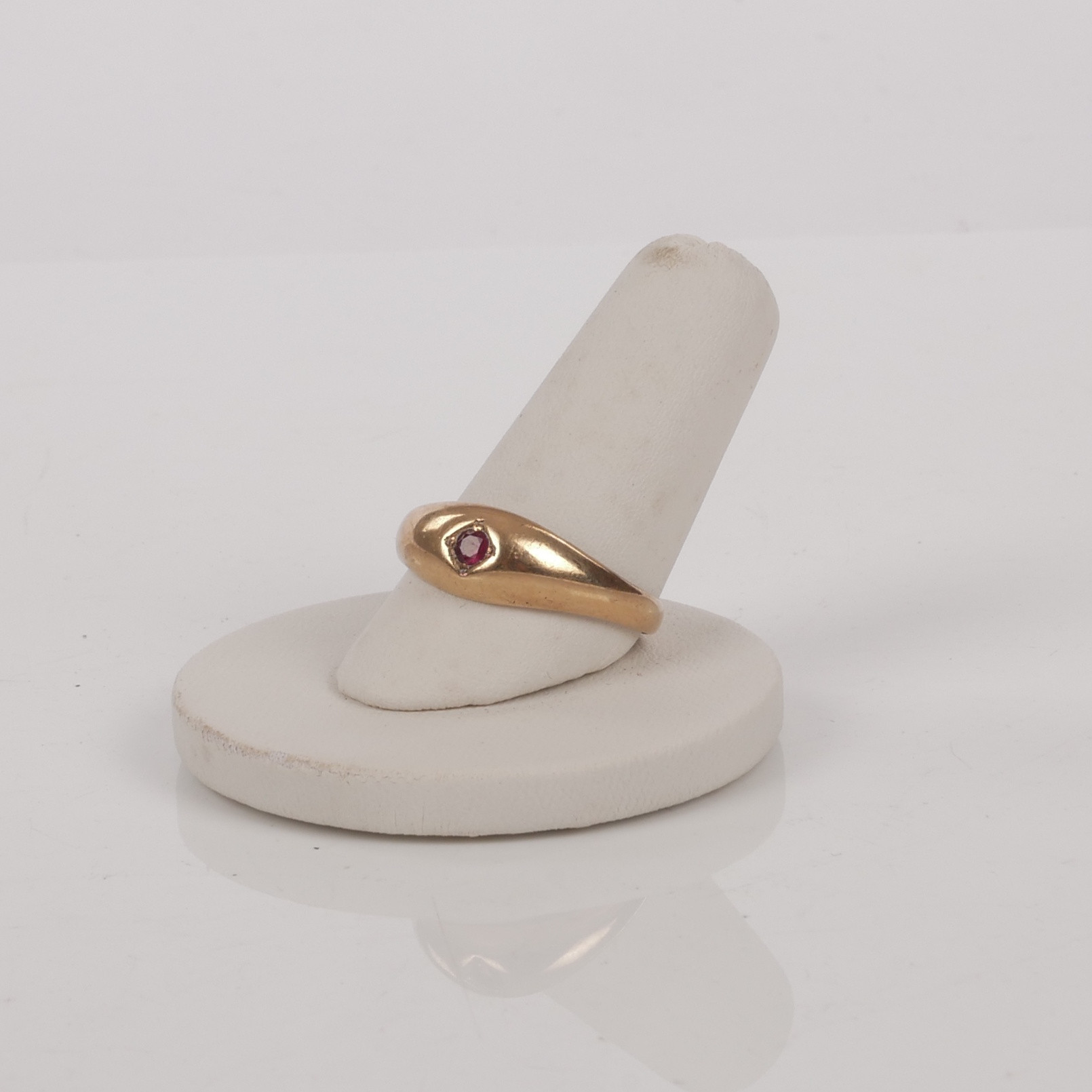 RING, röd rubin troligen 8K guld.